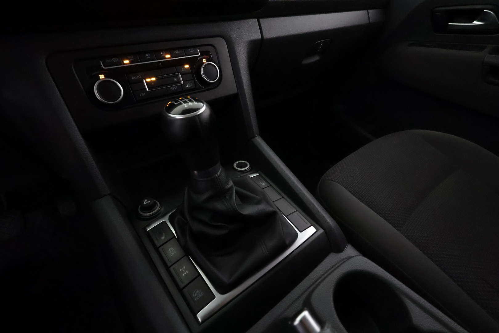 VOLKSWAGEN Amarok 2012