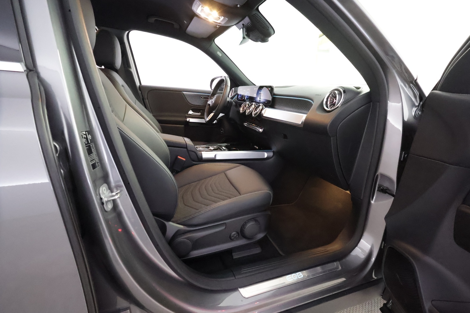 MERCEDES-BENZ EQB 2025