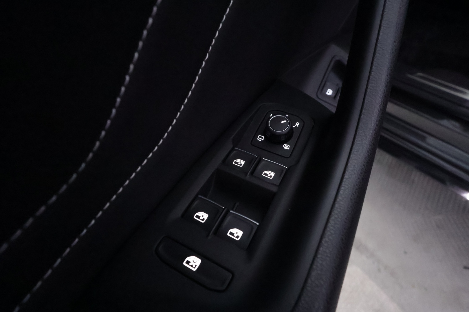VOLKSWAGEN Arteon 13