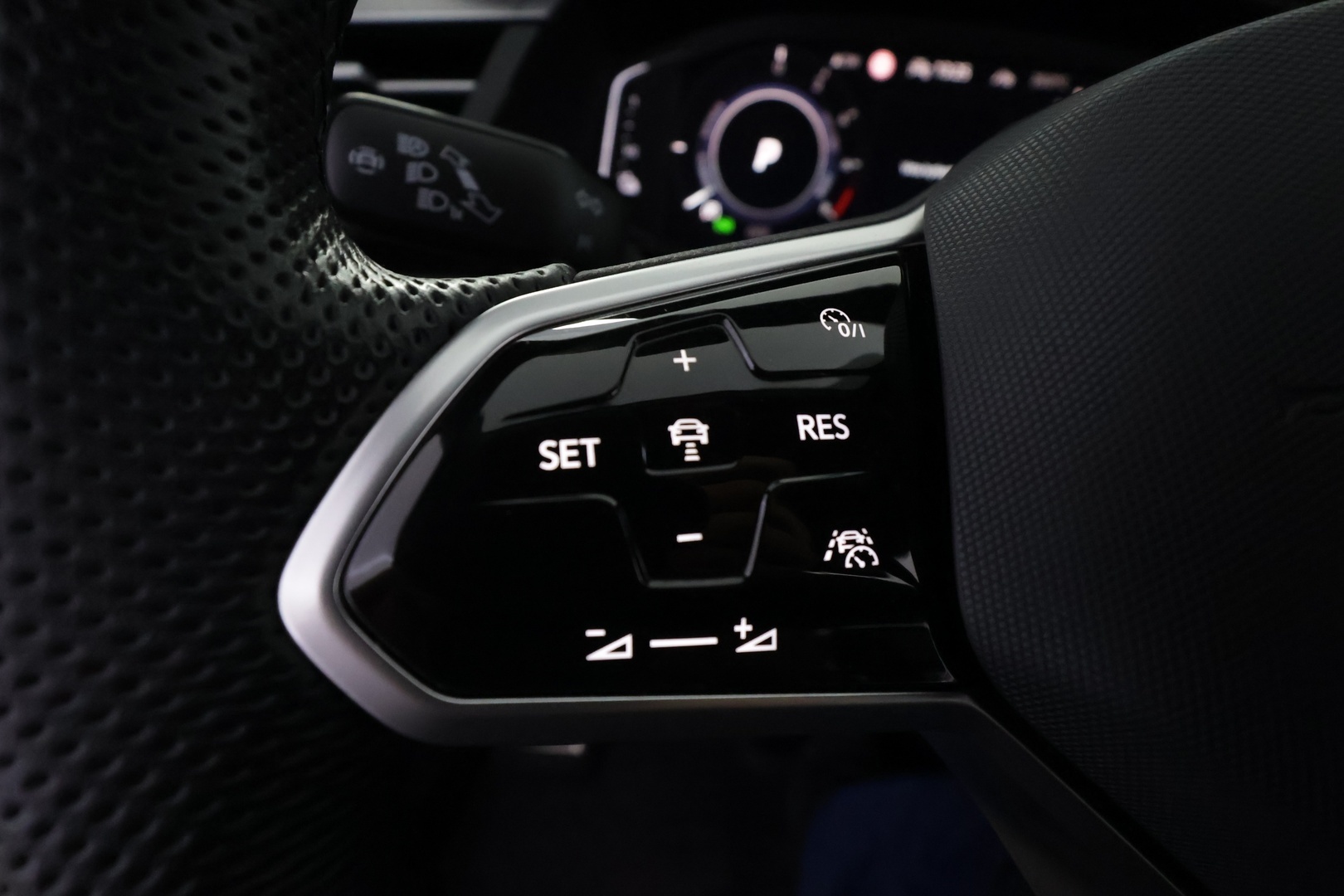 VOLKSWAGEN Arteon 30