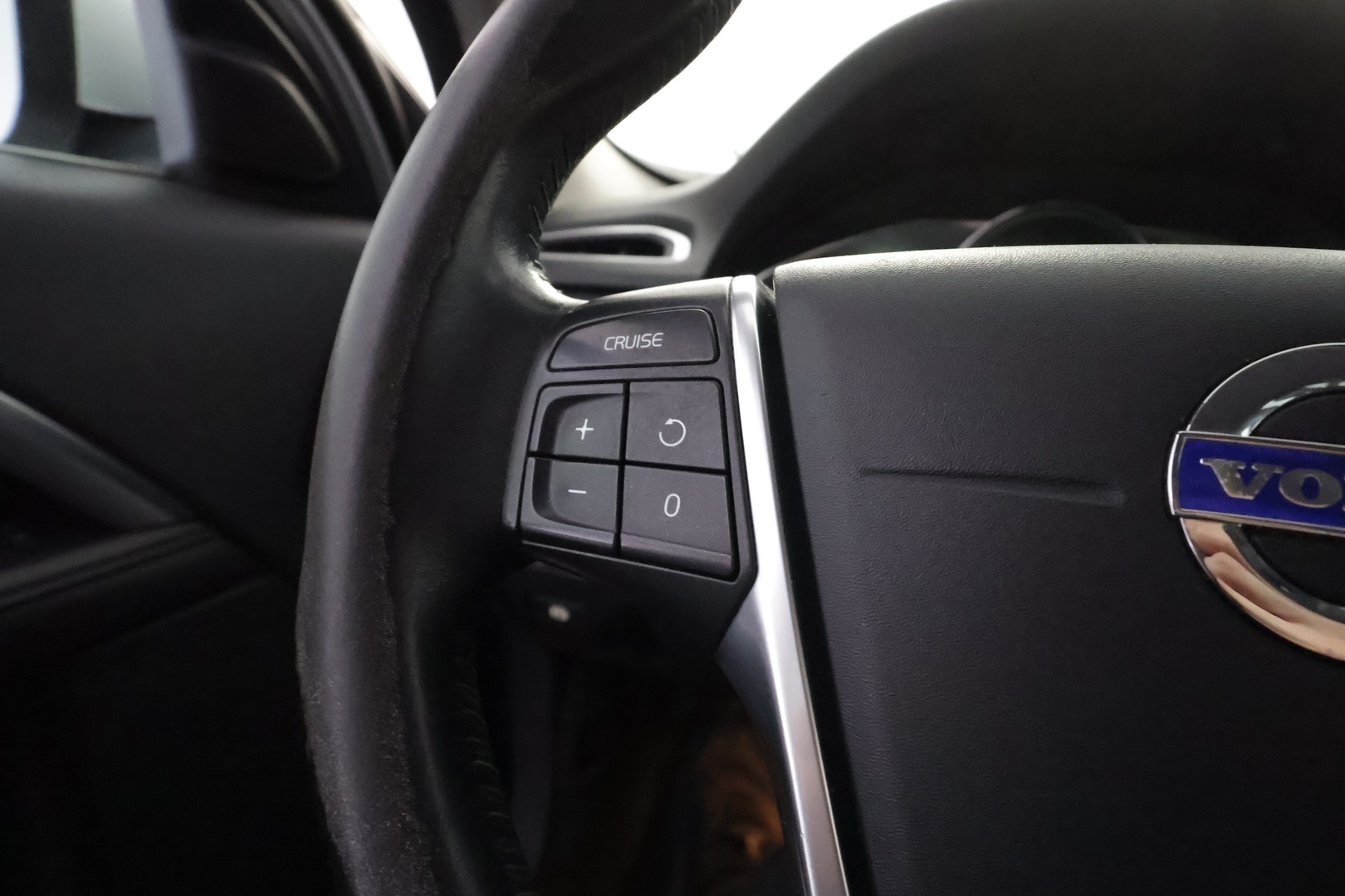 VOLVO V70 2016