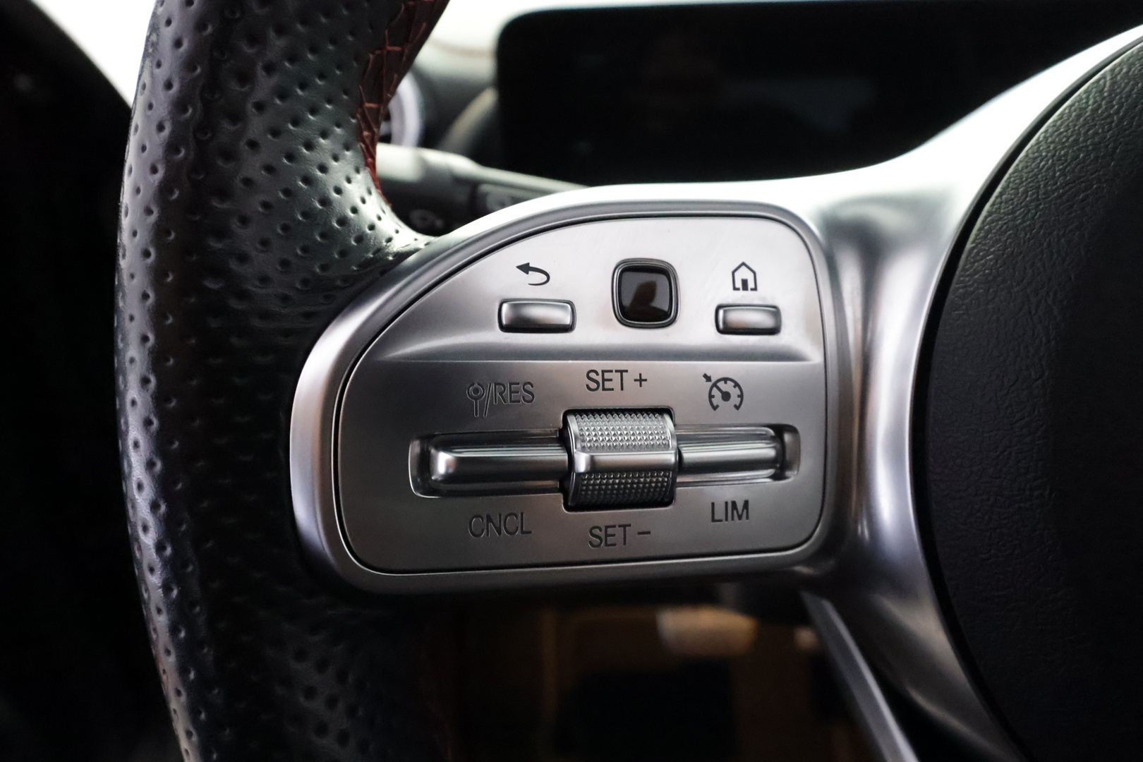 MERCEDES-BENZ EQA 2022