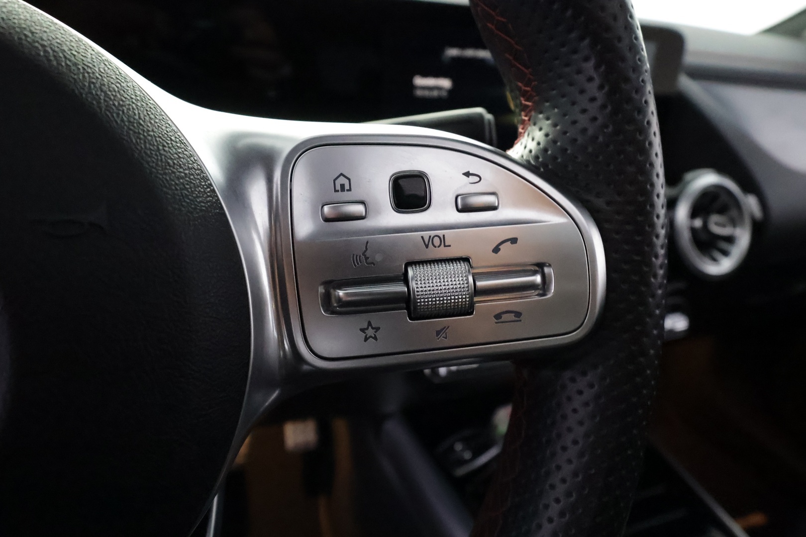 MERCEDES-BENZ EQA 2022