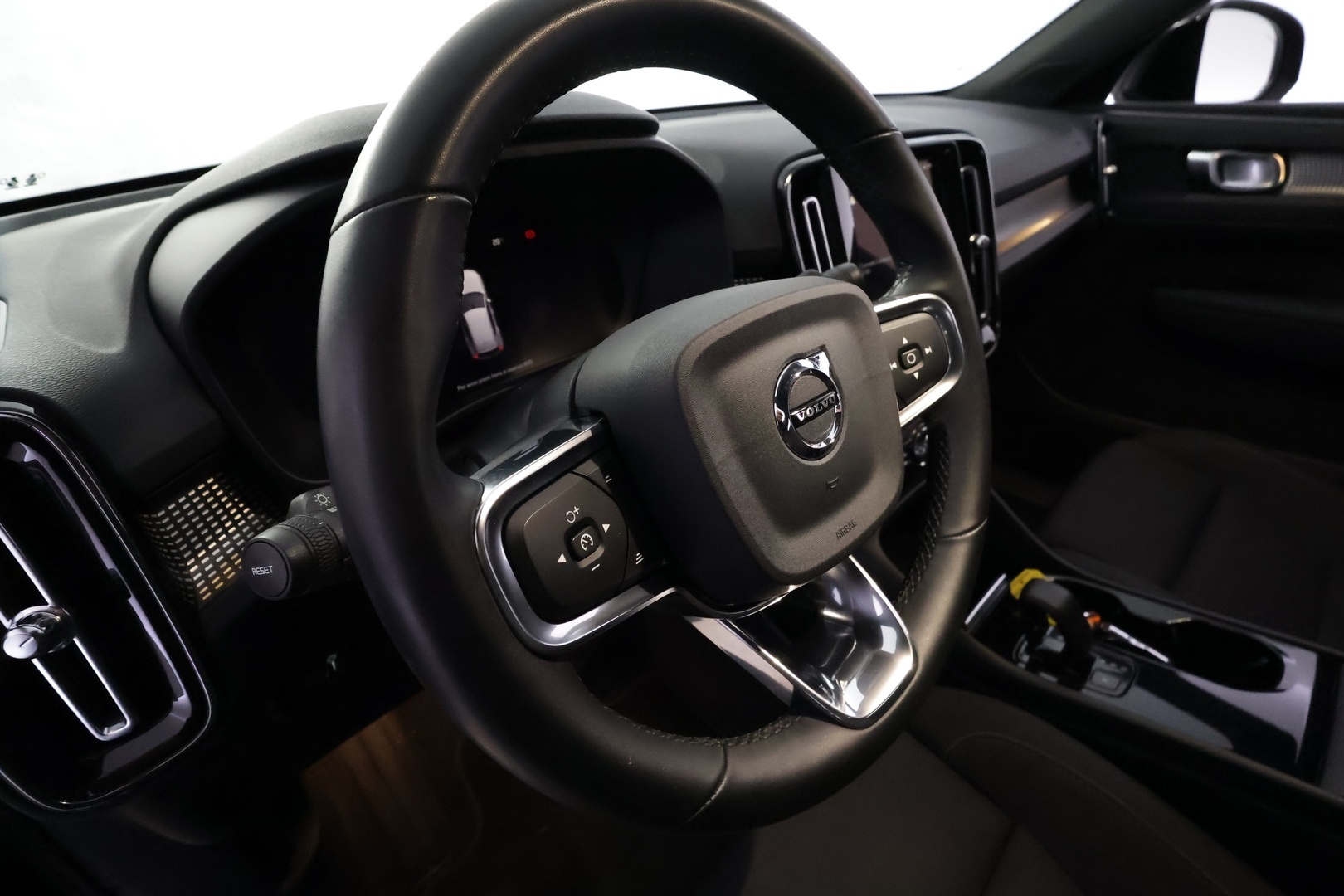 VOLVO XC40 27