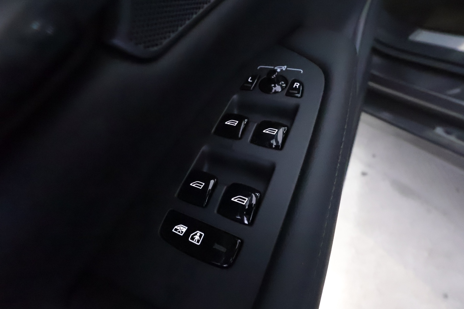 VOLVO V90 13