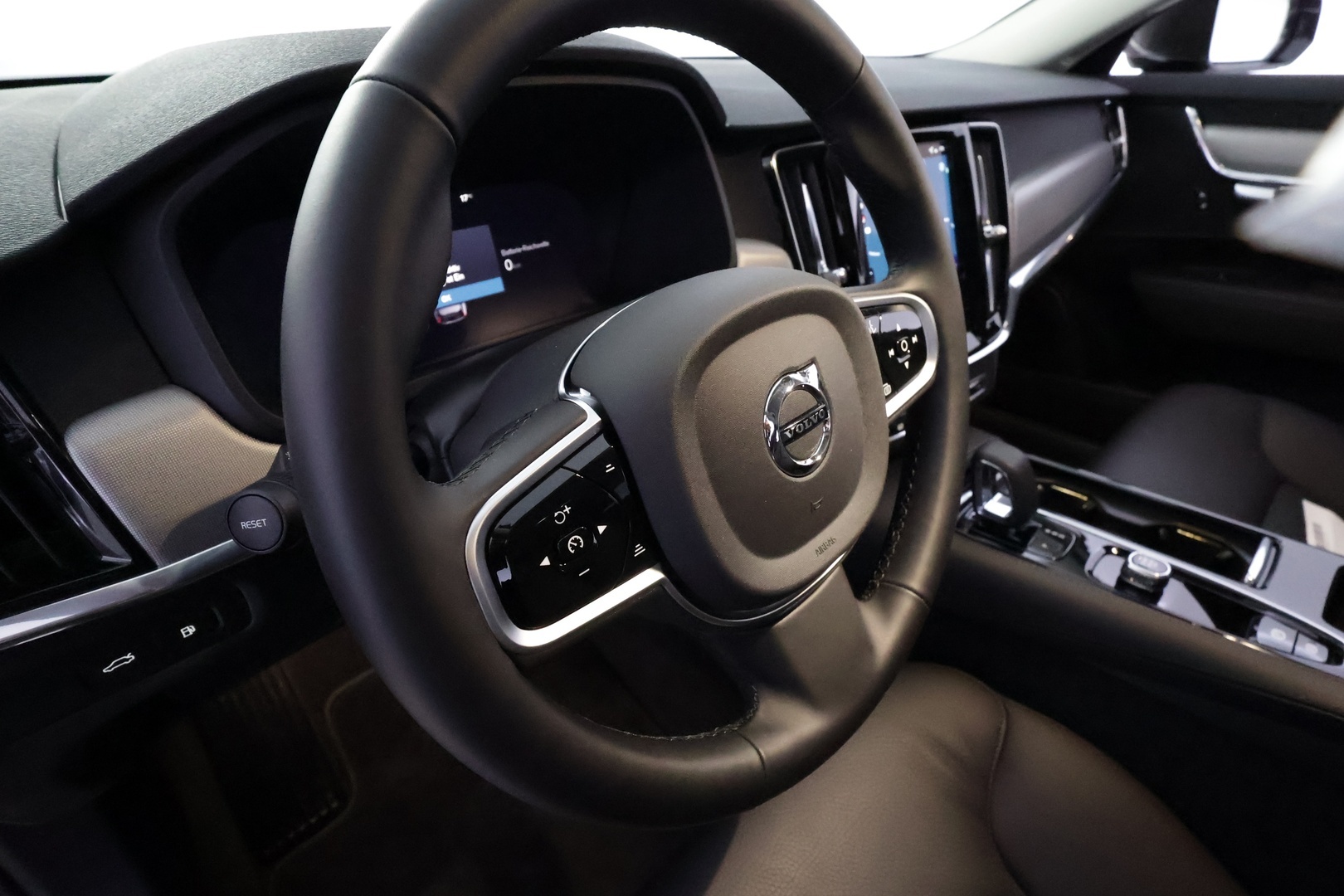 VOLVO V90 31