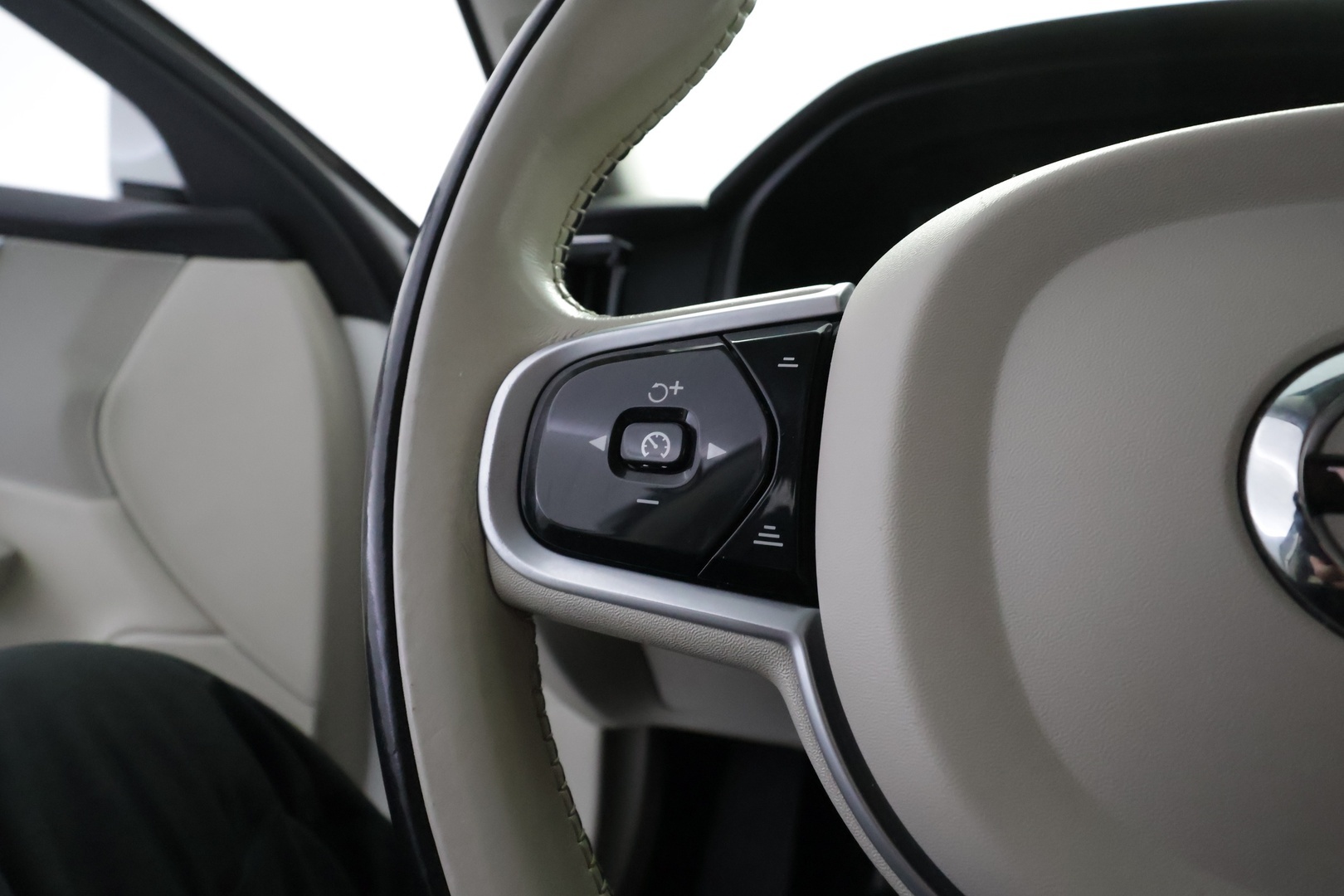 VOLVO V90 2021