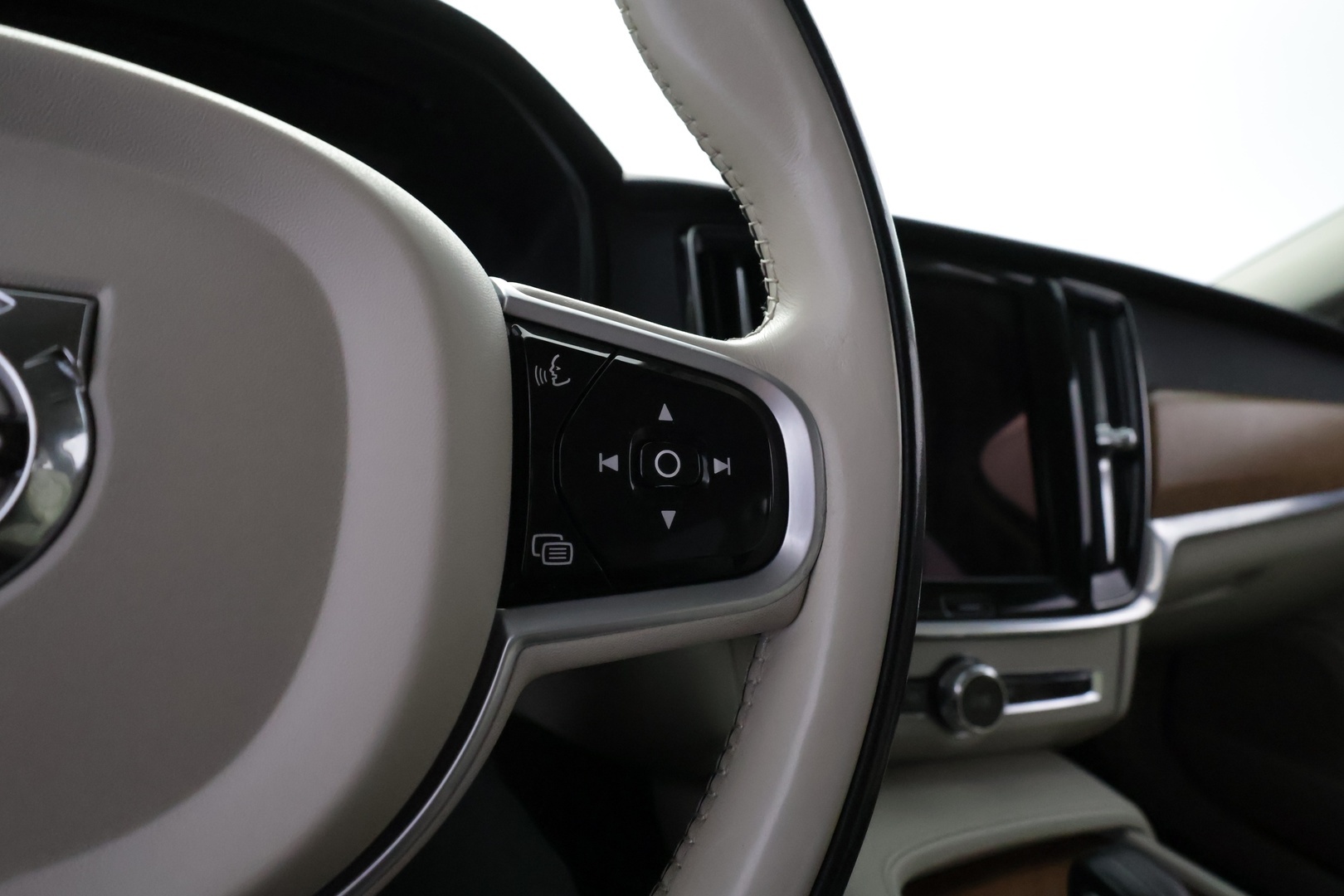 VOLVO V90 2021