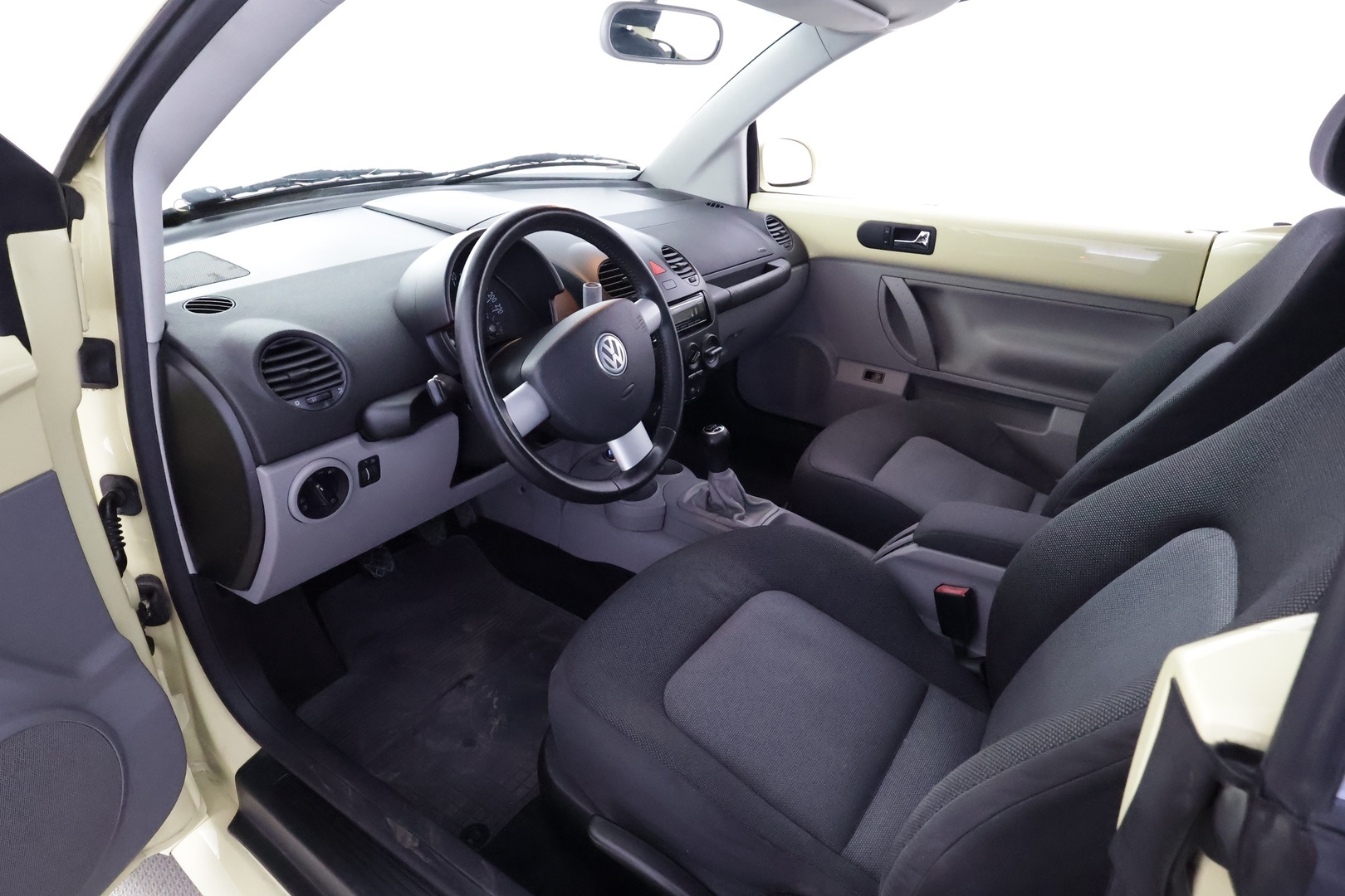 VOLKSWAGEN New Beetle 2004