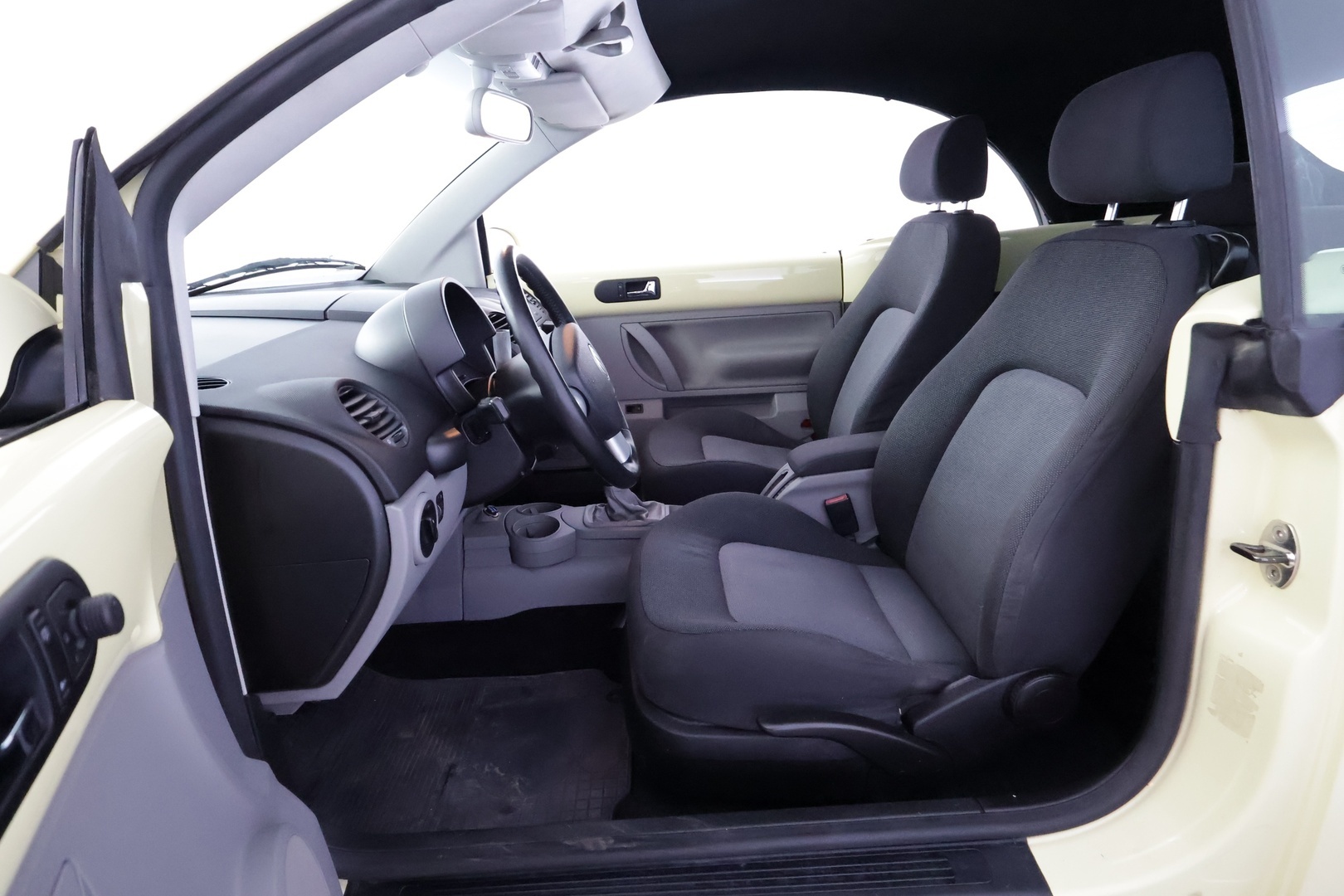 VOLKSWAGEN New Beetle 2004