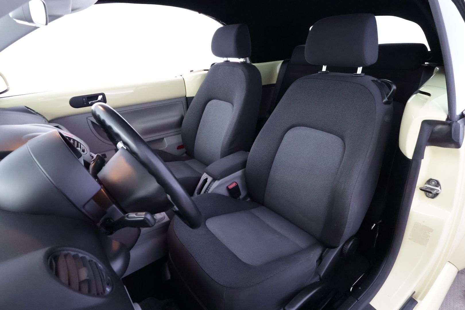 VOLKSWAGEN New Beetle 2004