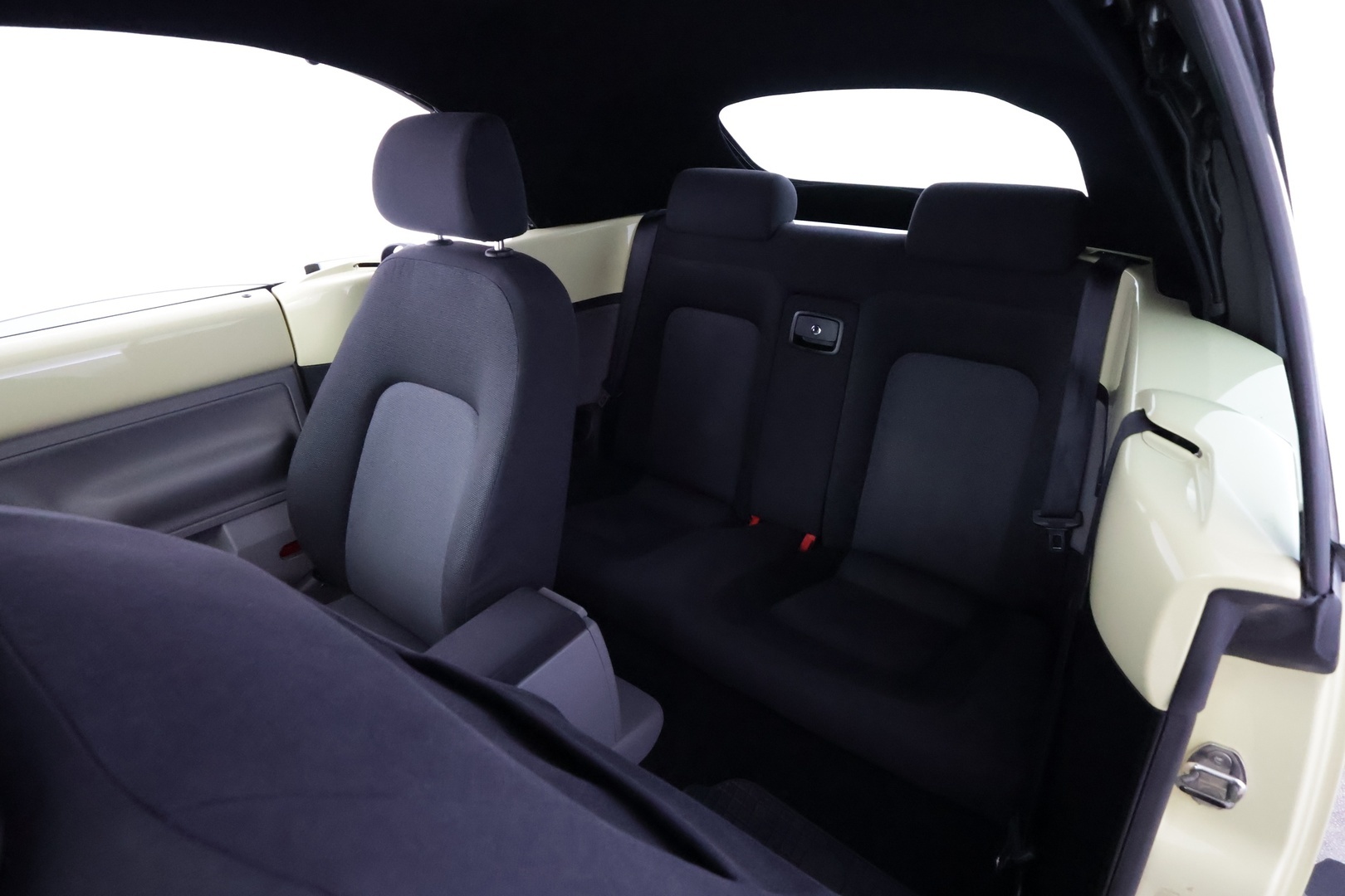 VOLKSWAGEN New Beetle 2004