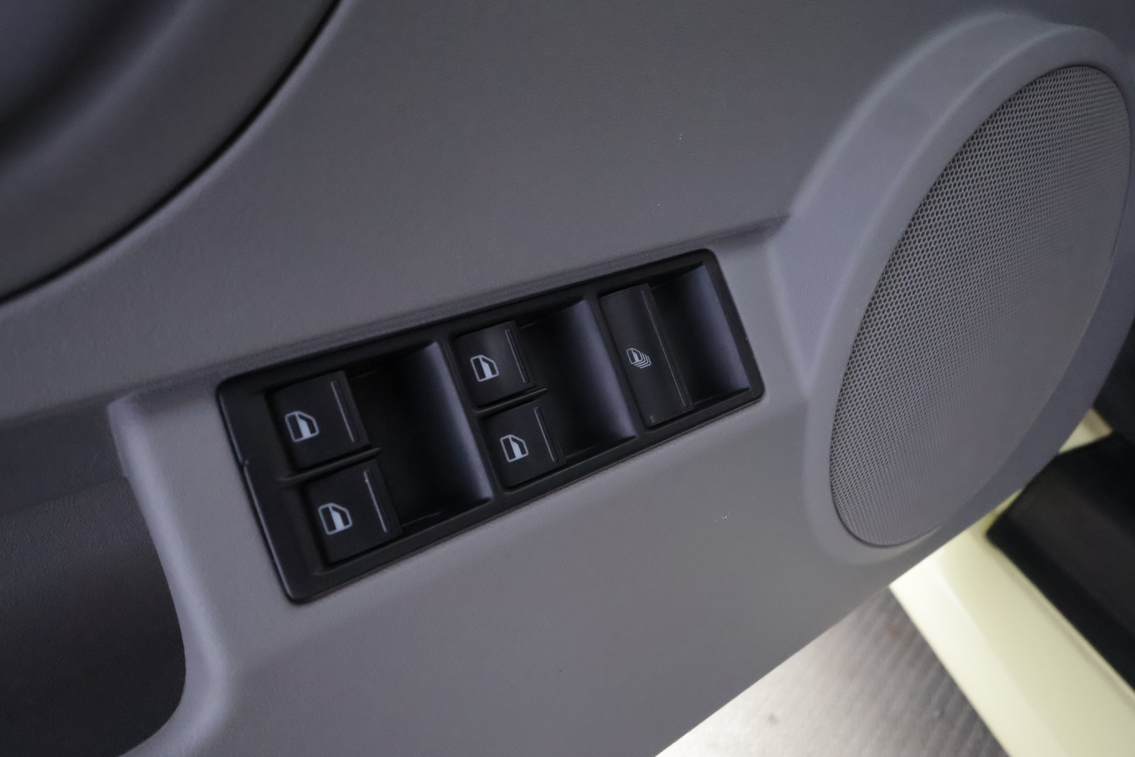 VOLKSWAGEN New Beetle 2004