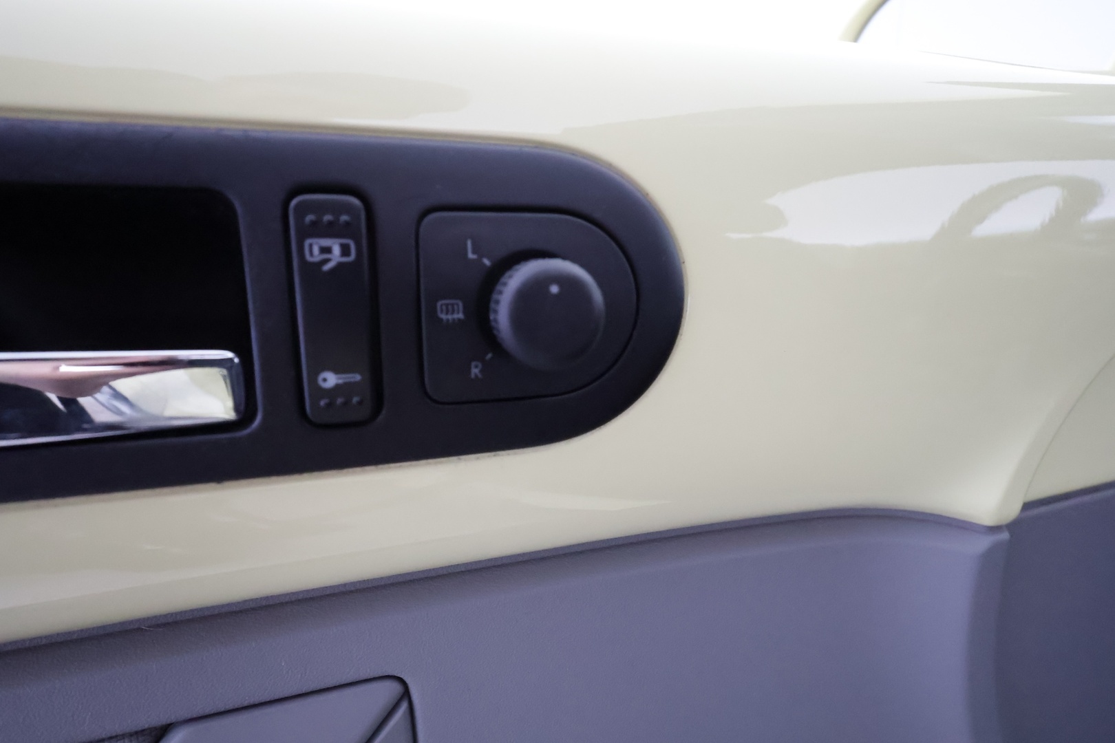 VOLKSWAGEN New Beetle 2004