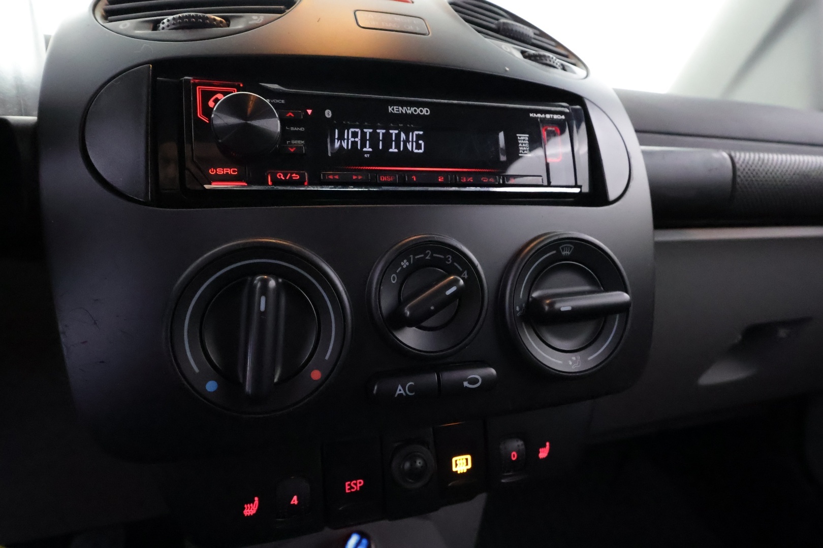 VOLKSWAGEN New Beetle 2004