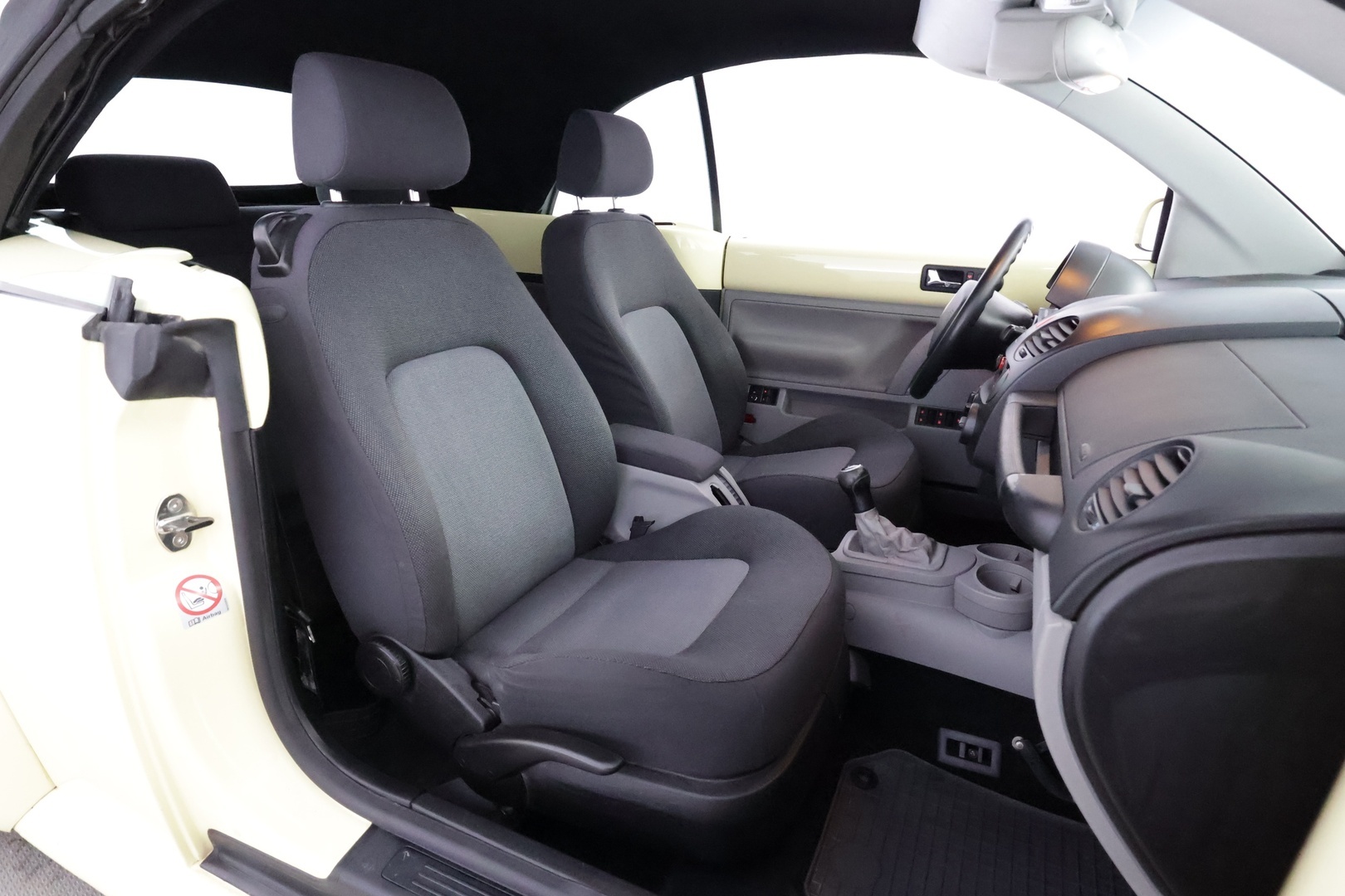 VOLKSWAGEN New Beetle 2004