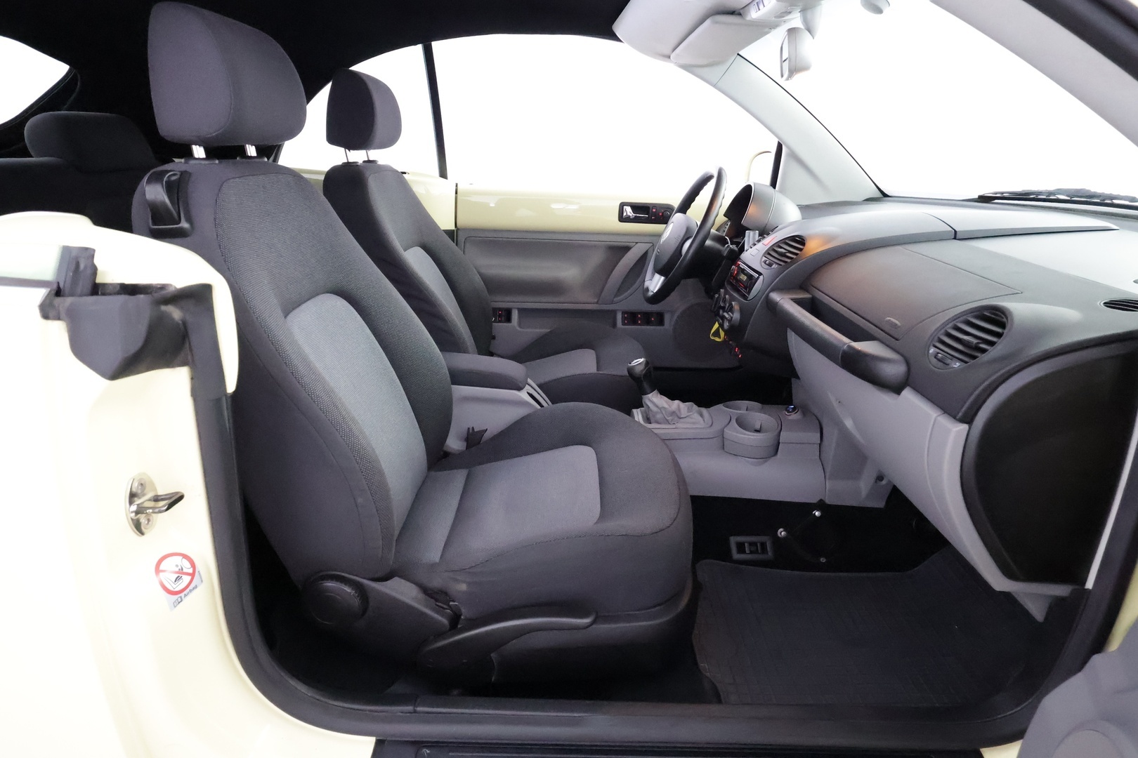 VOLKSWAGEN New Beetle 2004