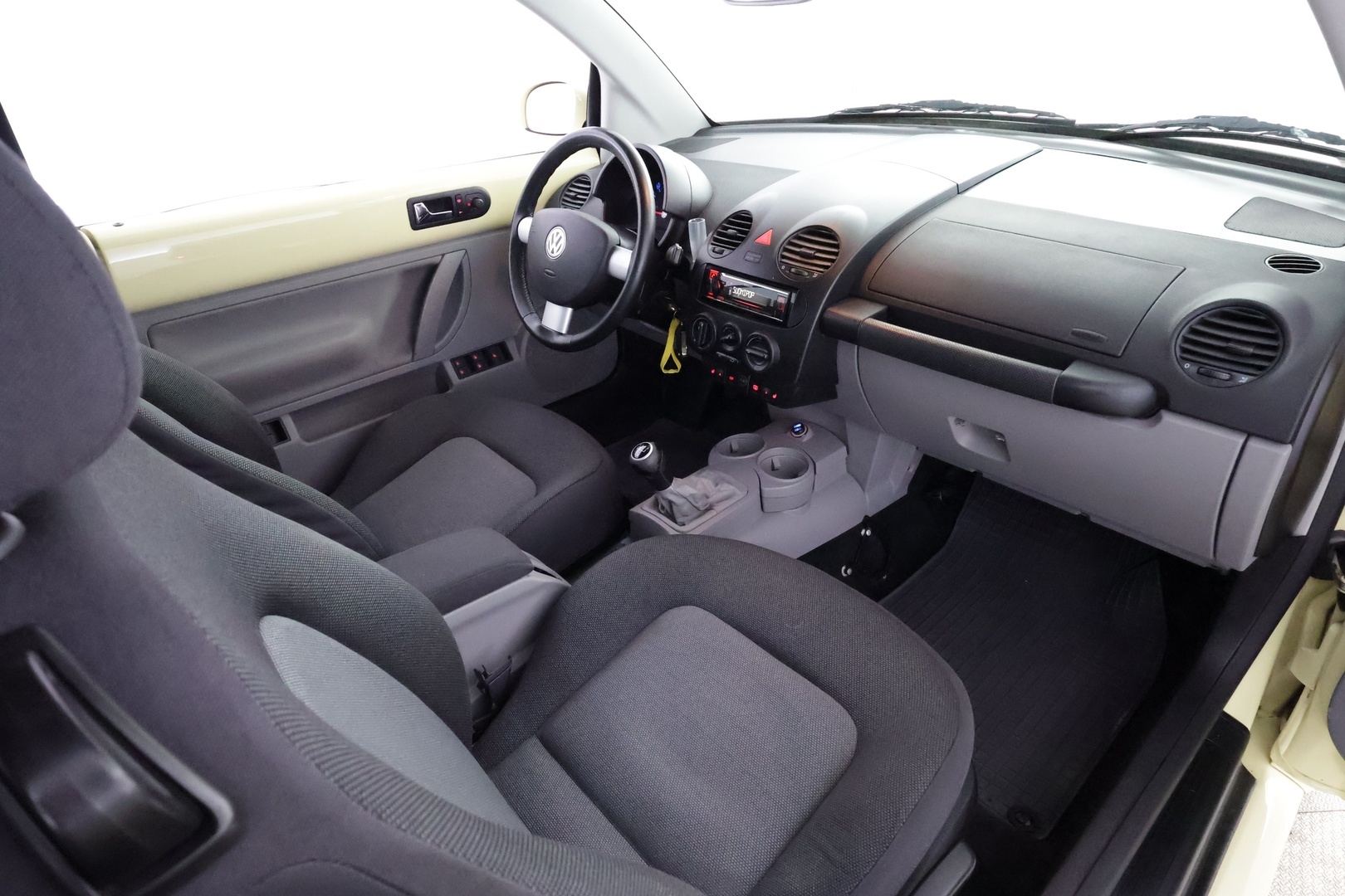 VOLKSWAGEN New Beetle 2004