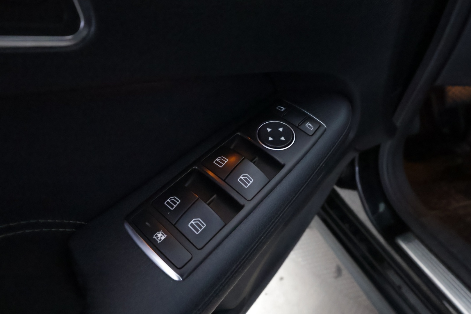 MERCEDES-BENZ E 2015