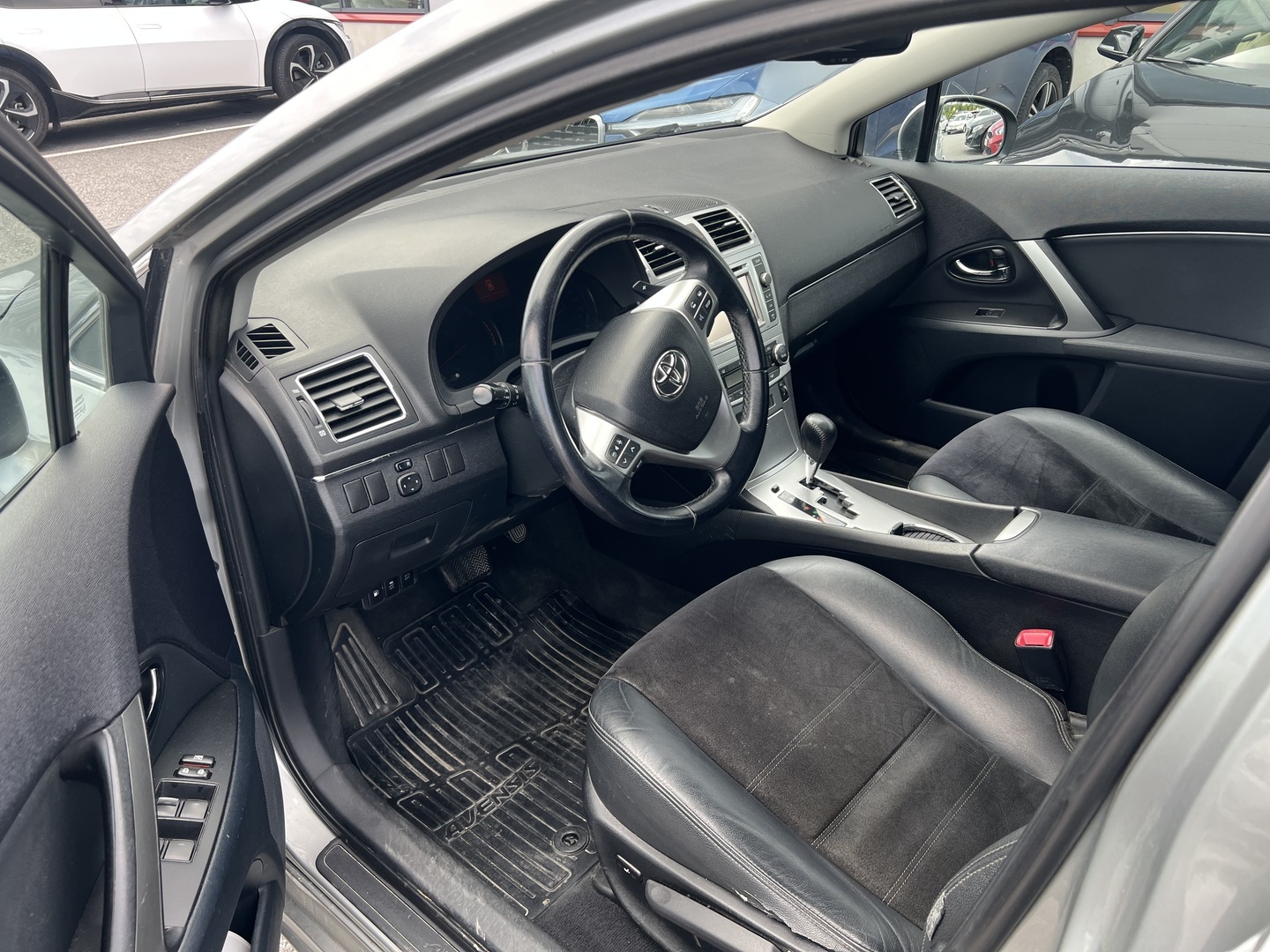 TOYOTA Avensis 2013
