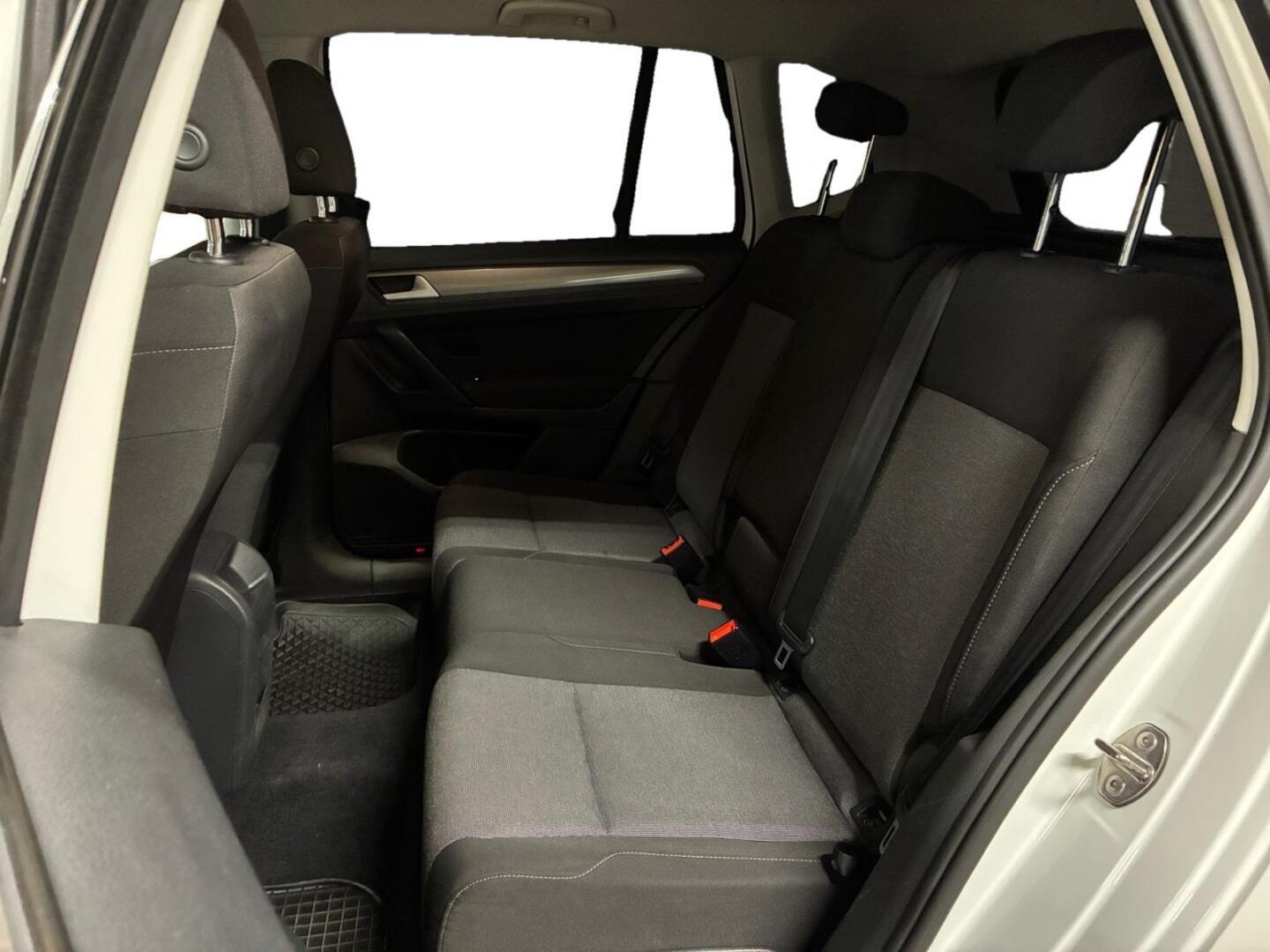 VOLKSWAGEN Golf Sportsvan 10