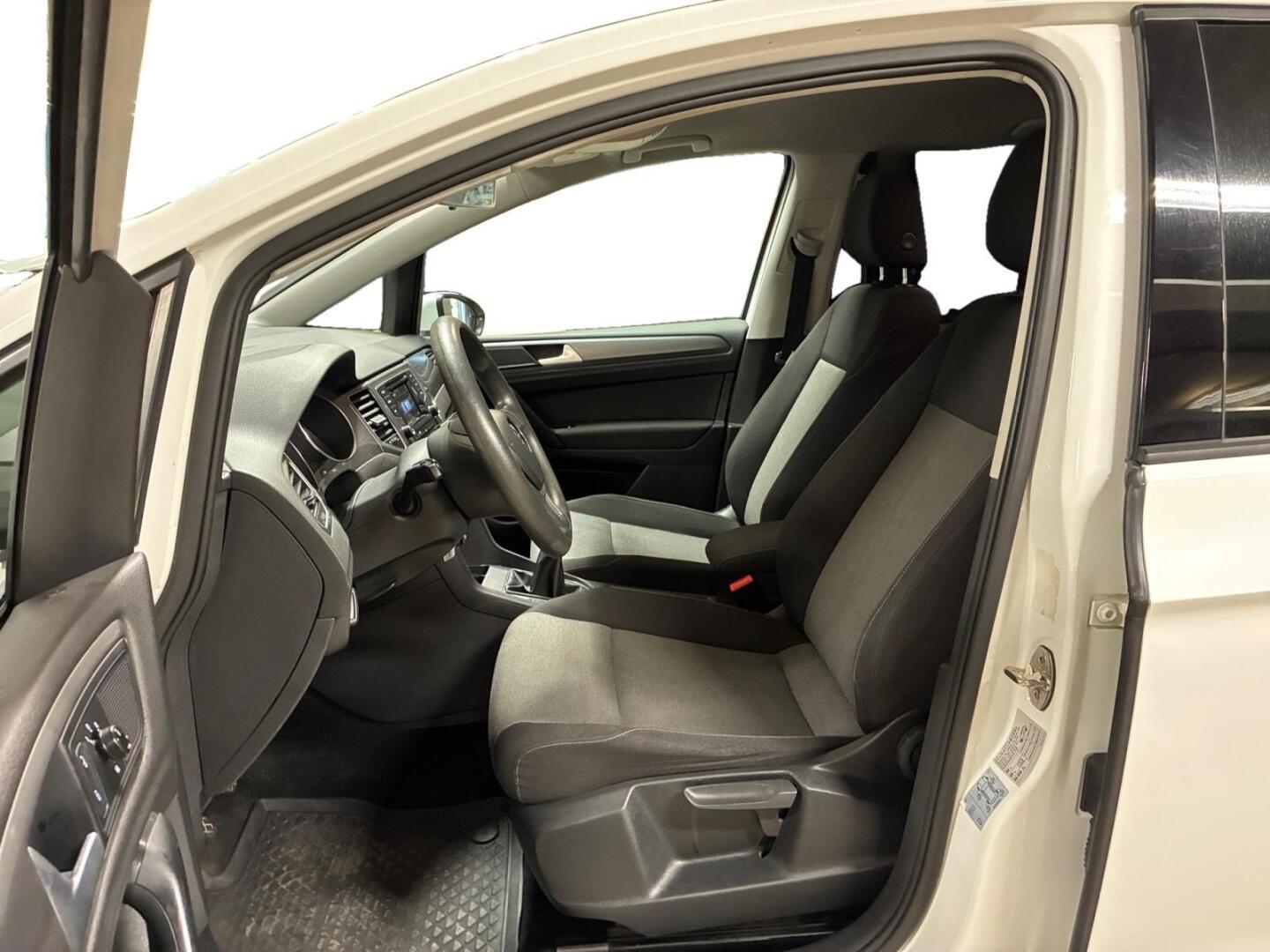 VOLKSWAGEN Golf Sportsvan 8