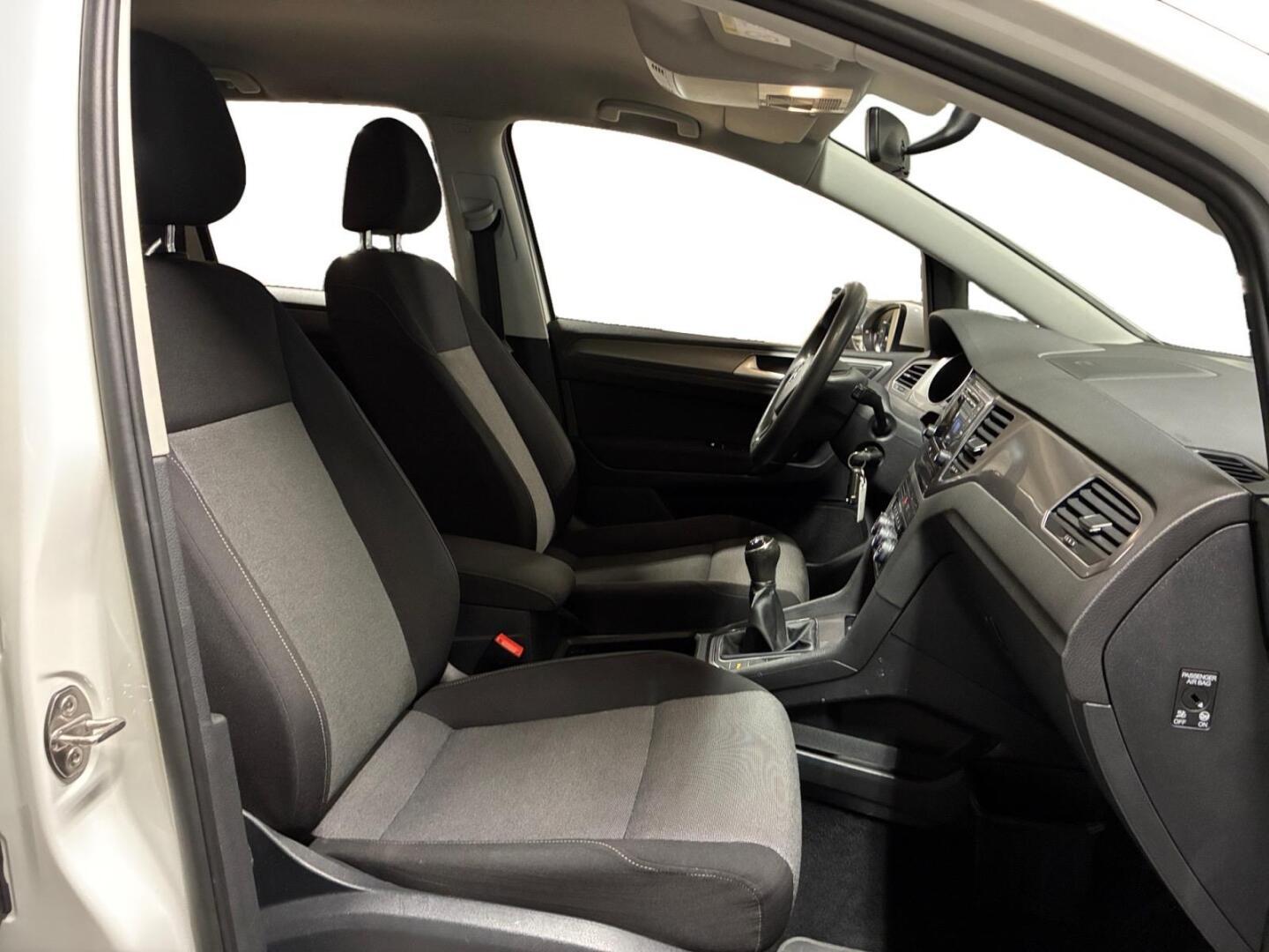 VOLKSWAGEN Golf Sportsvan 9