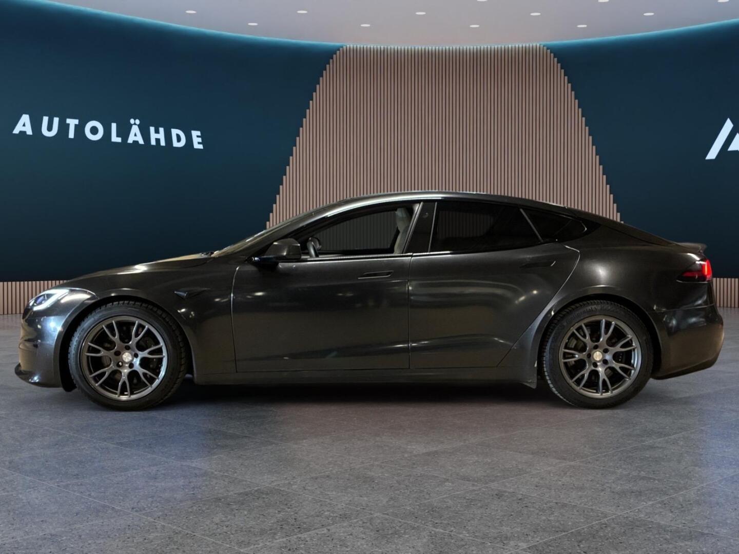TESLA Model S 3