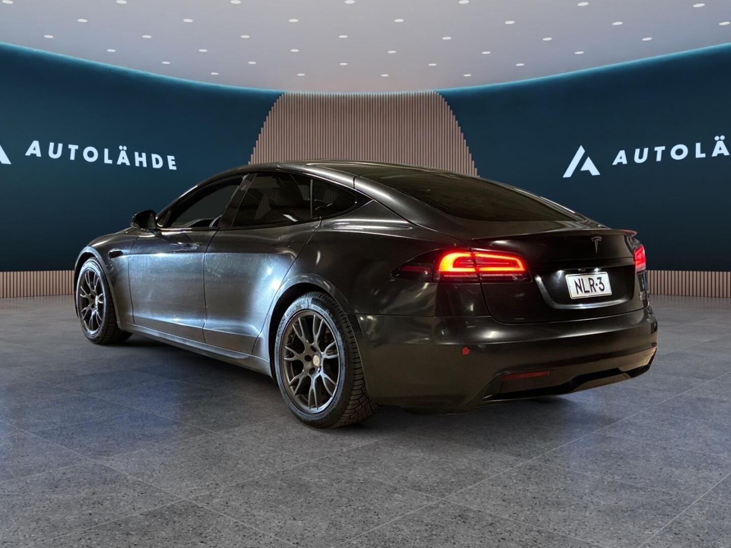 TESLA Model S 4