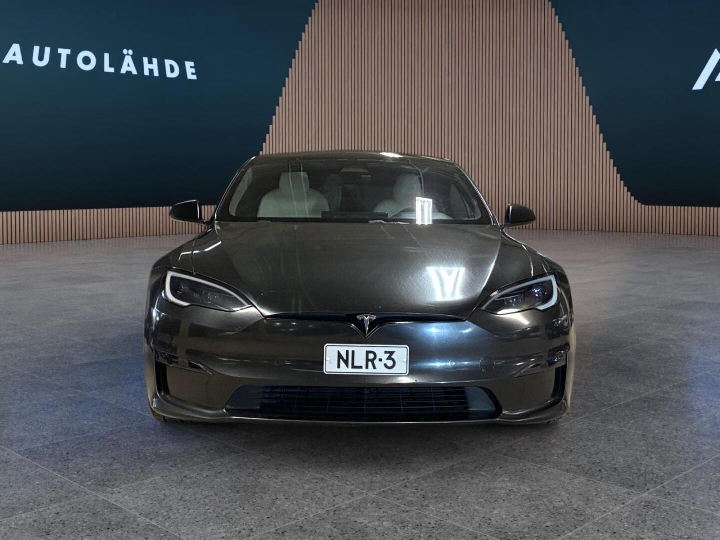 TESLA Model S 6