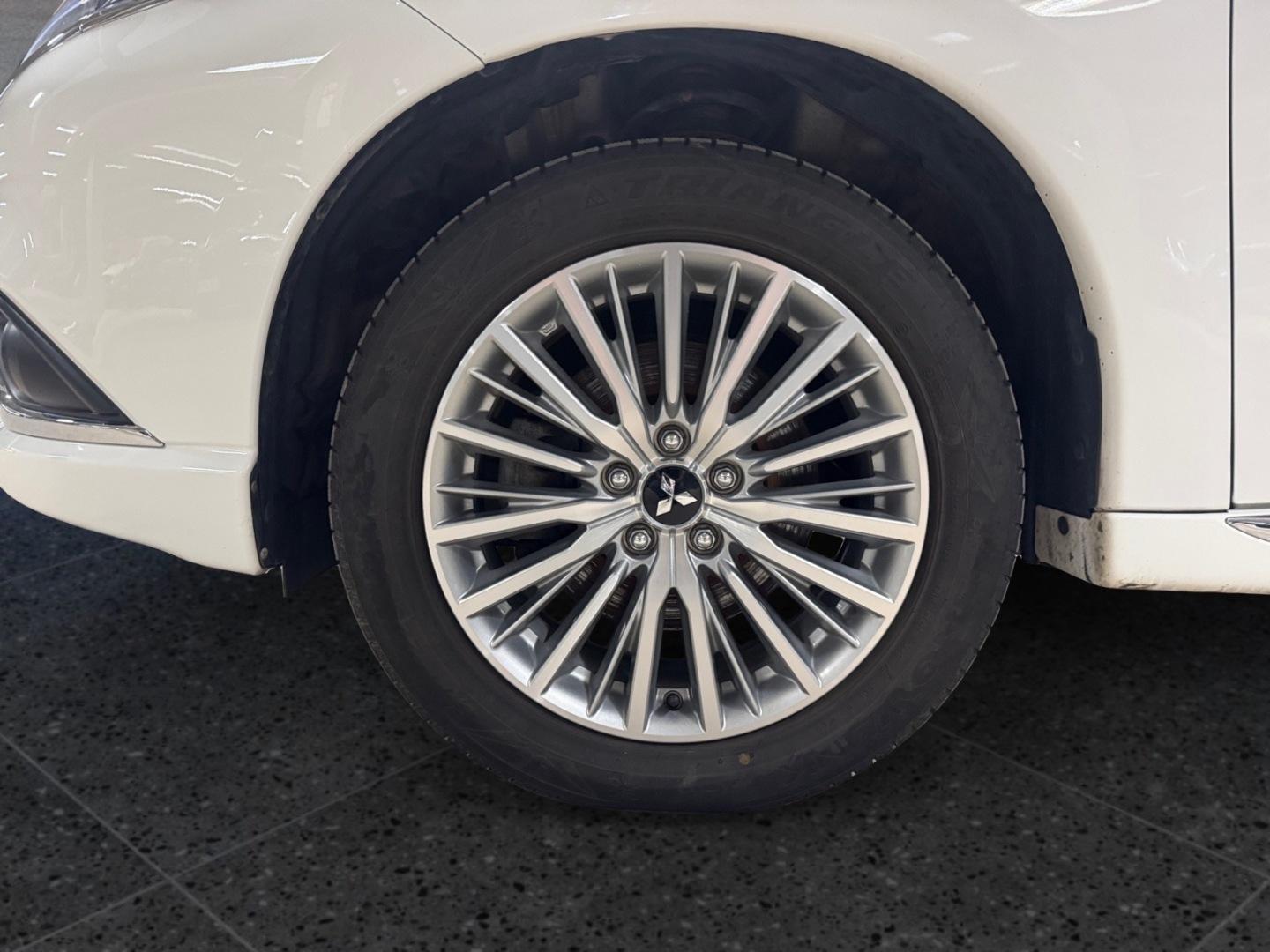 MITSUBISHI Outlander 7