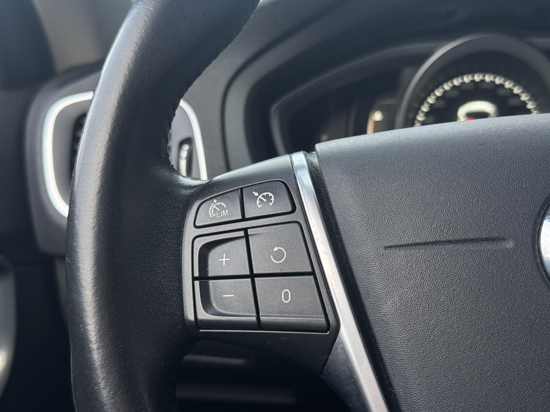 VOLVO V40 Cross Country 14