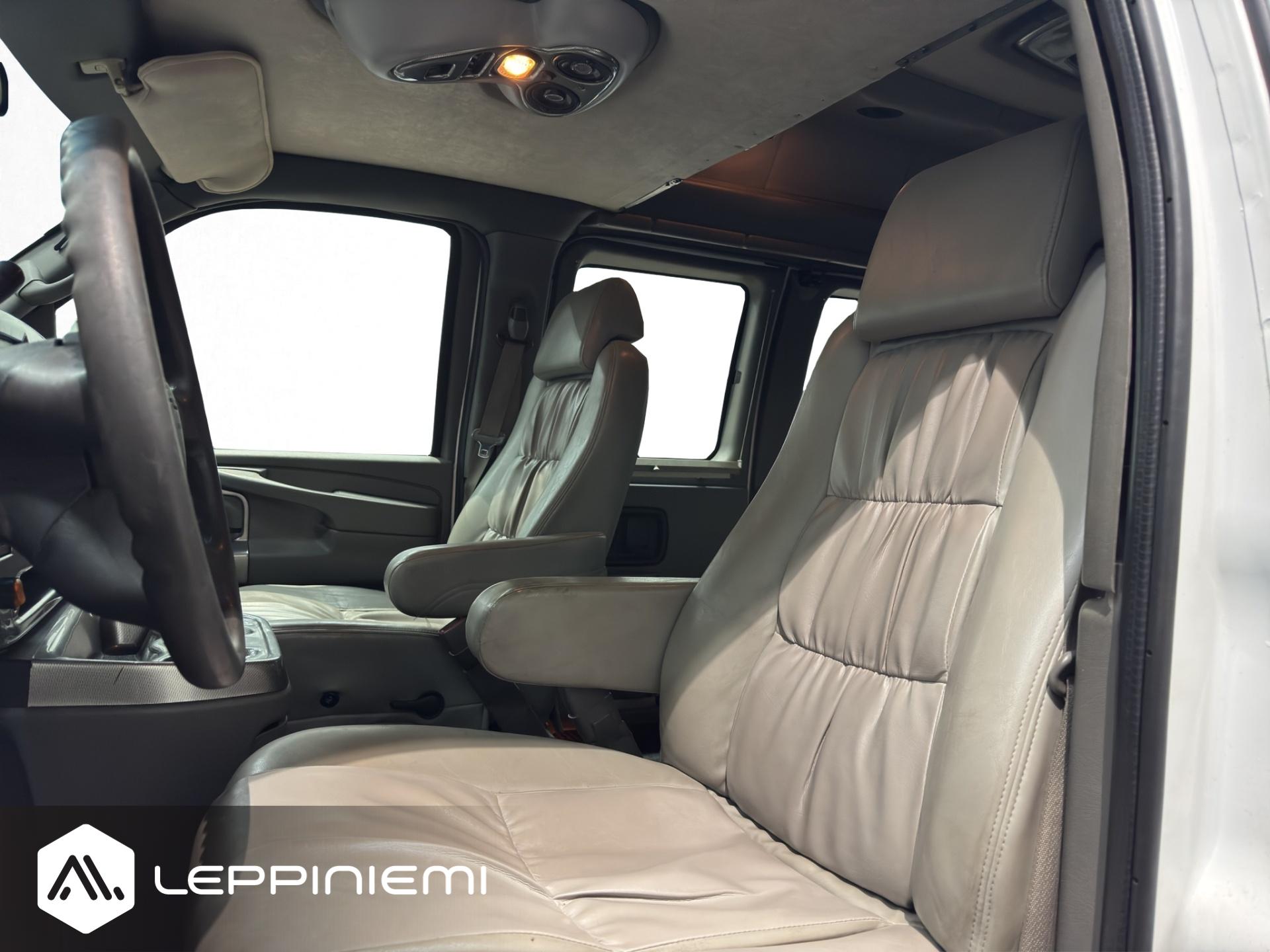 CHEVROLET Chevy Van 2006