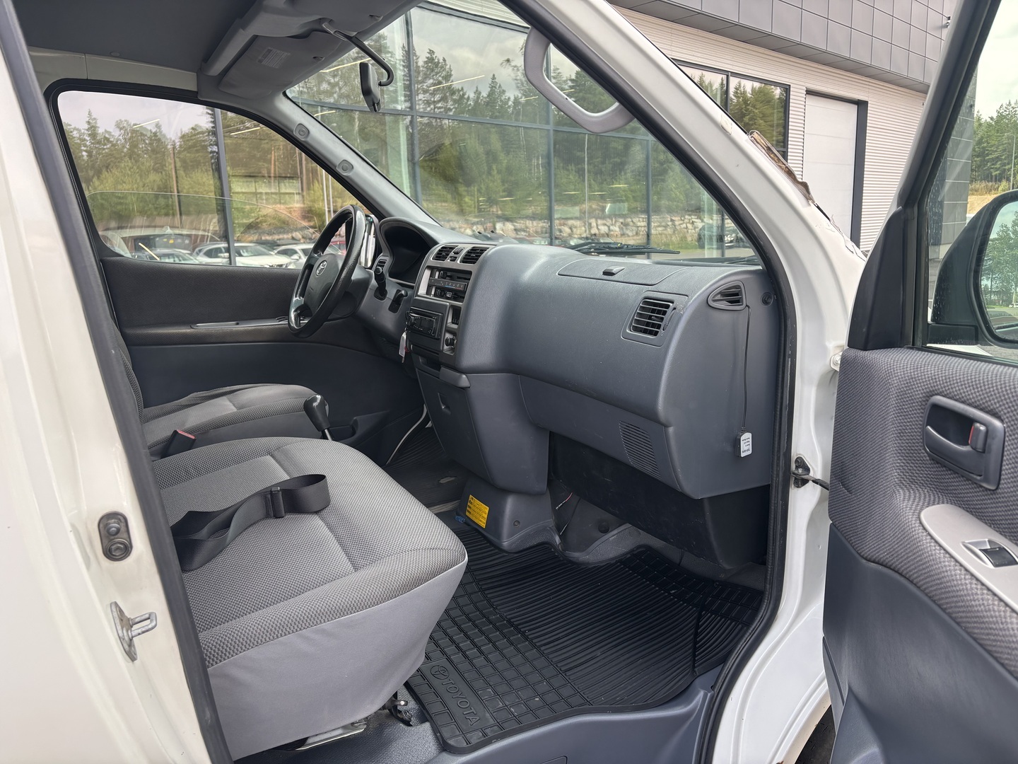 TOYOTA Hiace 2011