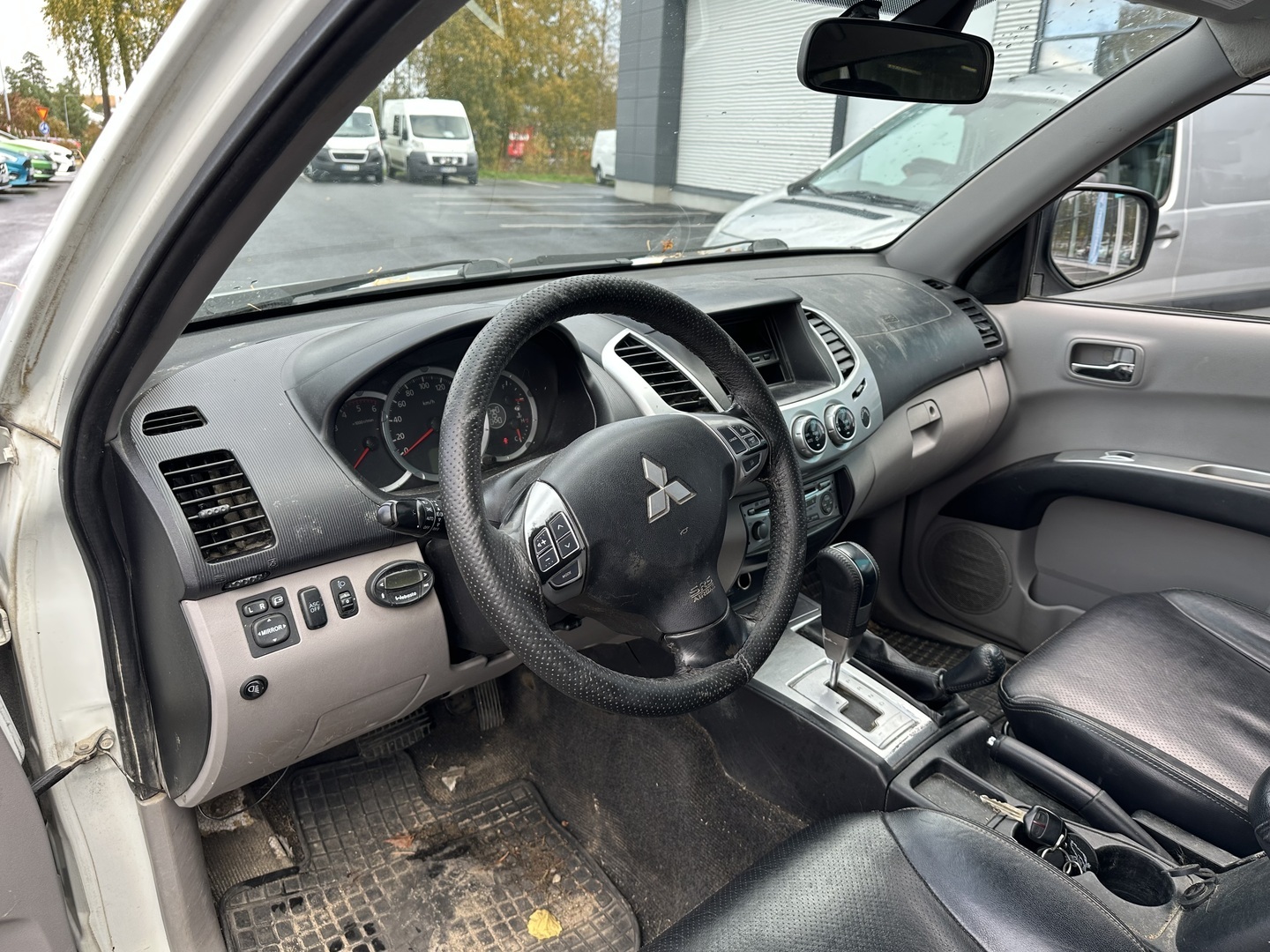 MITSUBISHI L200 2011