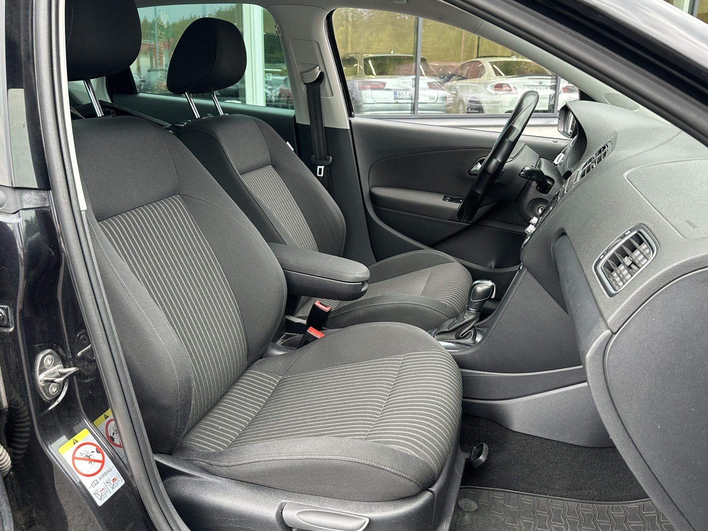 VOLKSWAGEN Polo 2012
