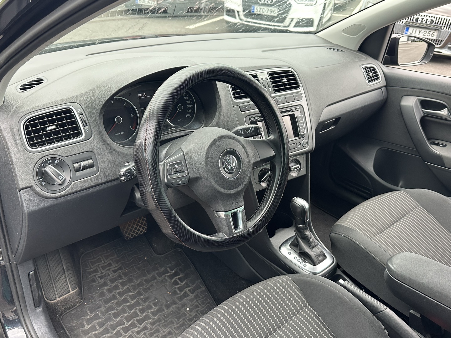 VOLKSWAGEN Polo 2012