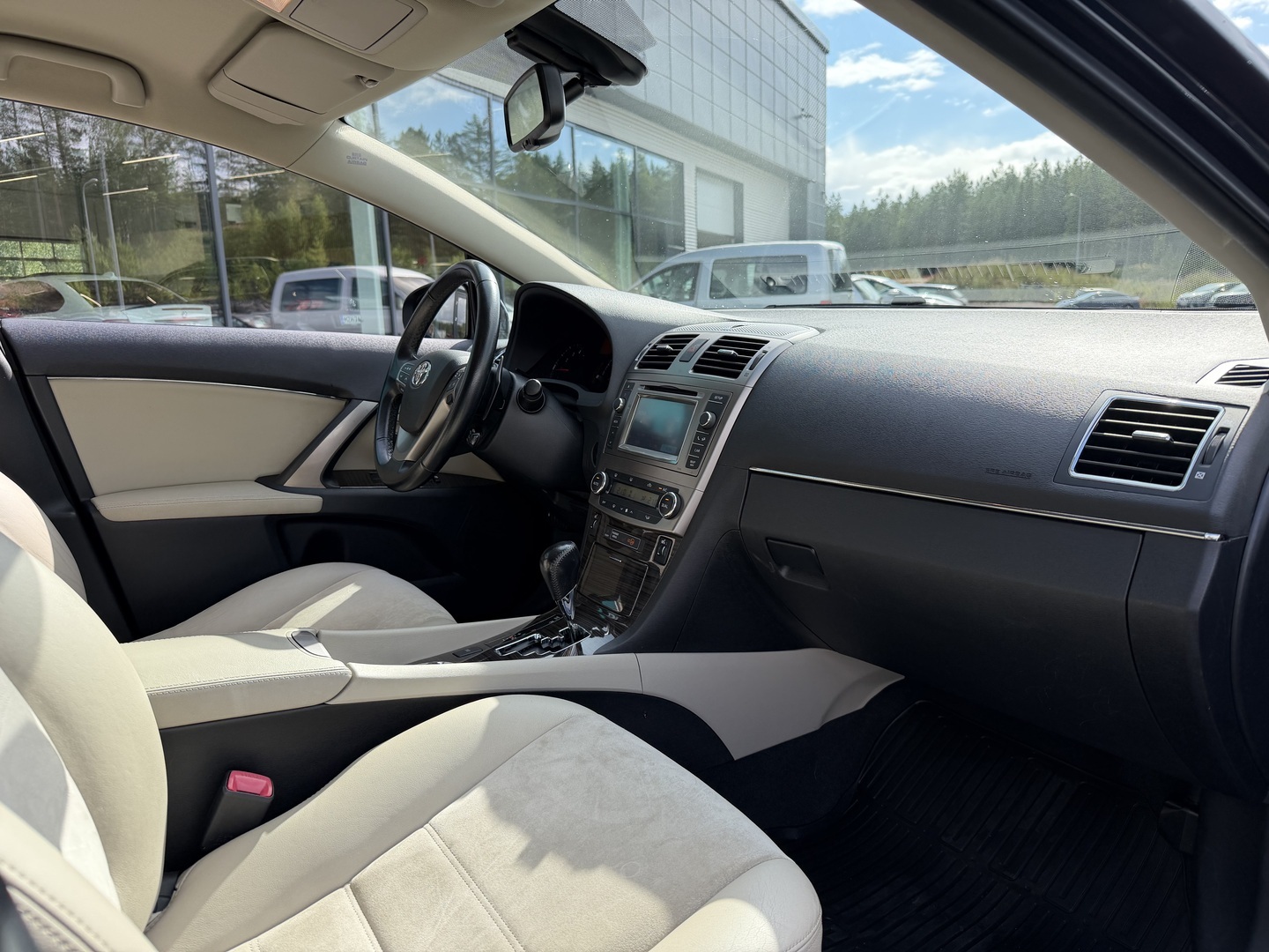 TOYOTA Avensis 2012