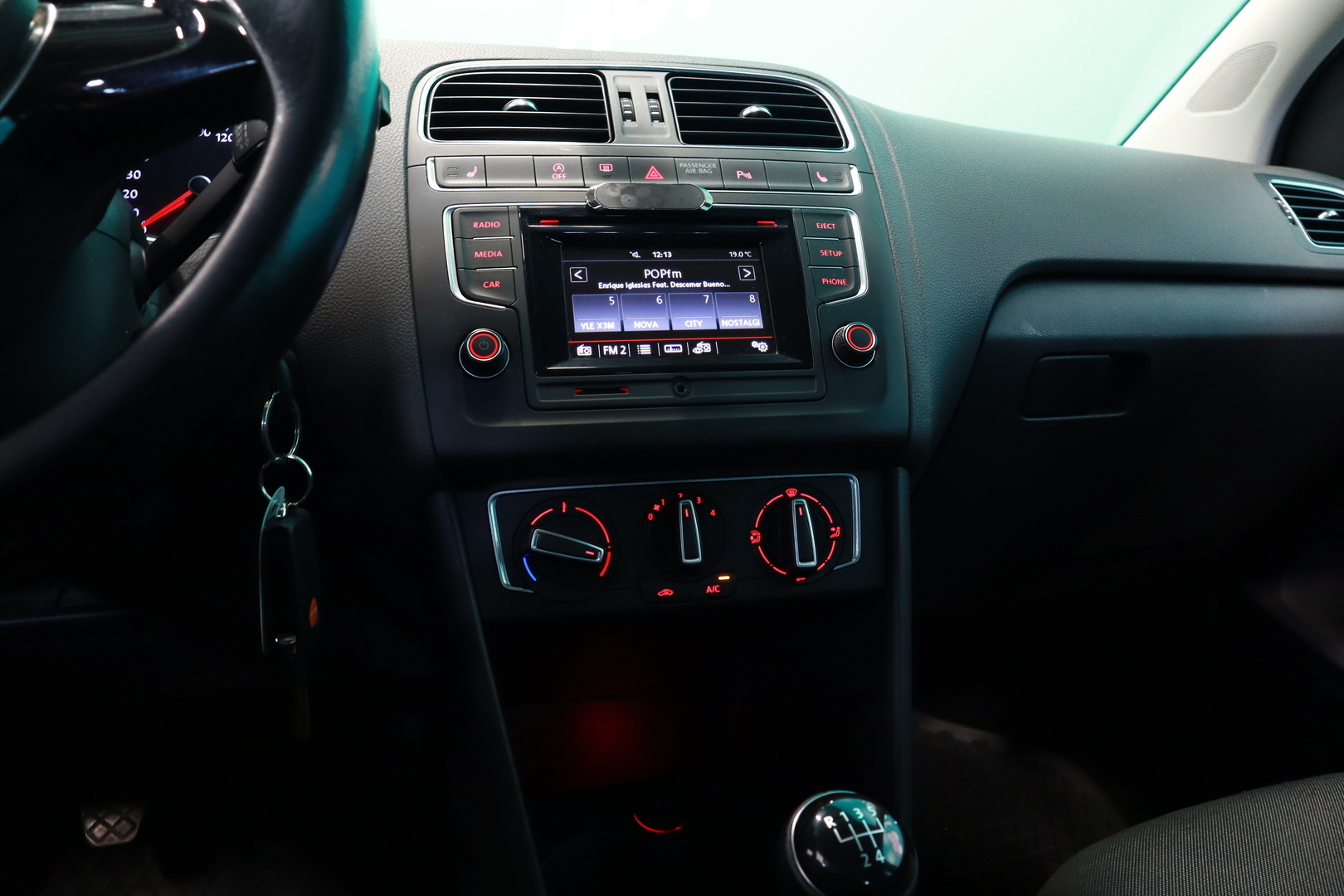 VOLKSWAGEN Polo 2015