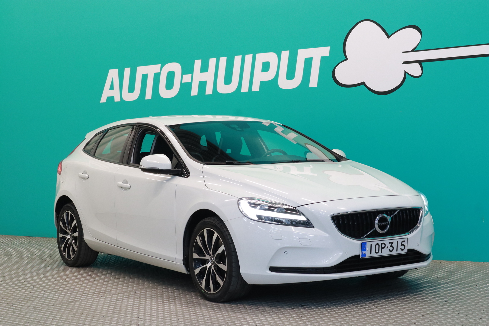 VOLVO V40 2019