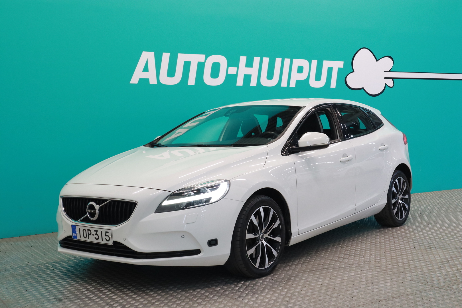 VOLVO V40 2019