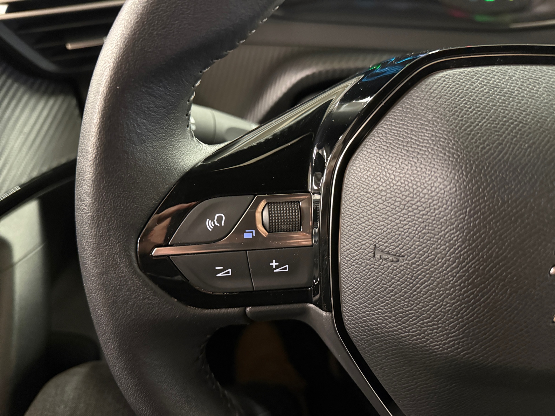 PEUGEOT e-2008 2023