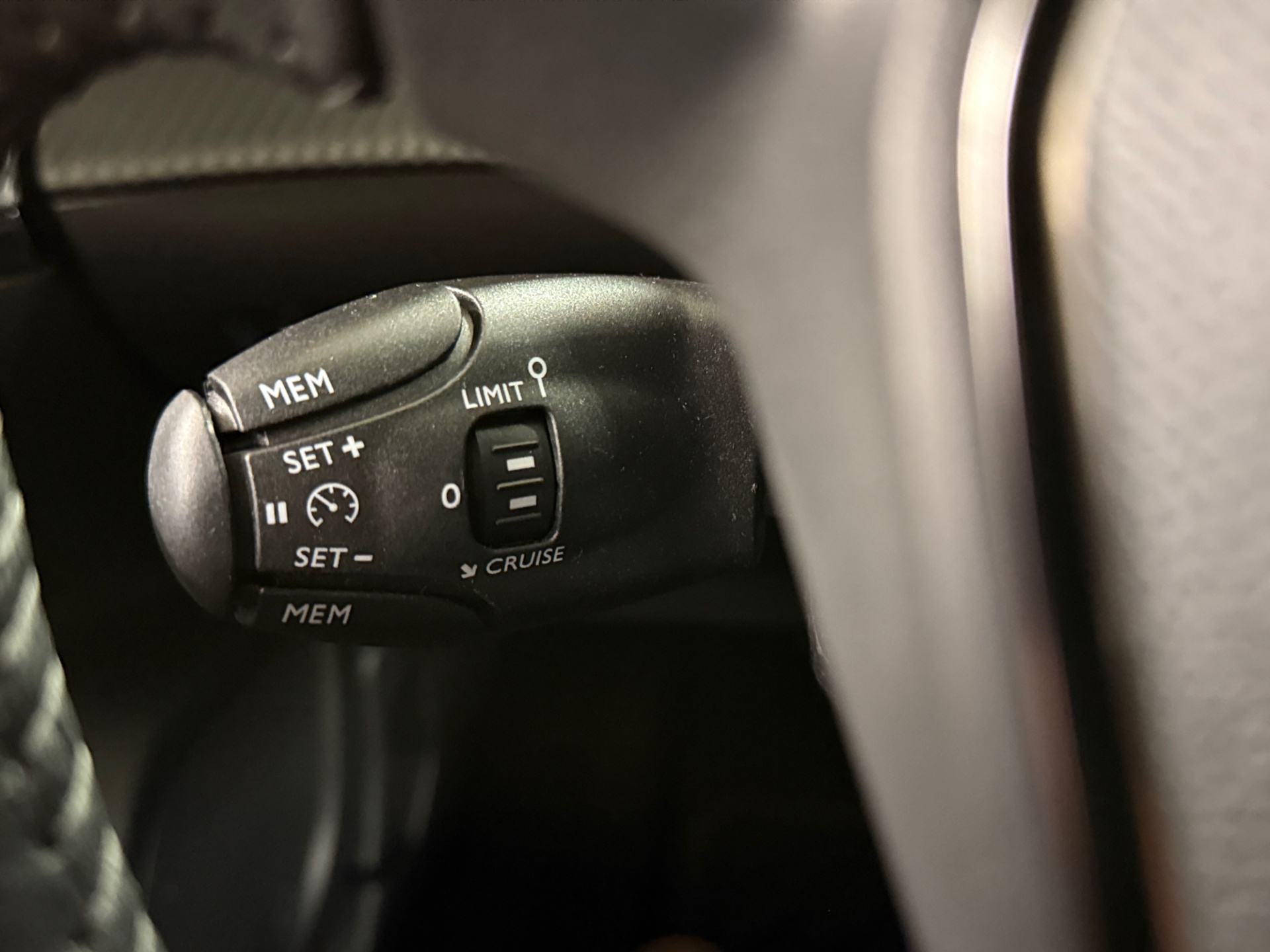 PEUGEOT e-2008 2023