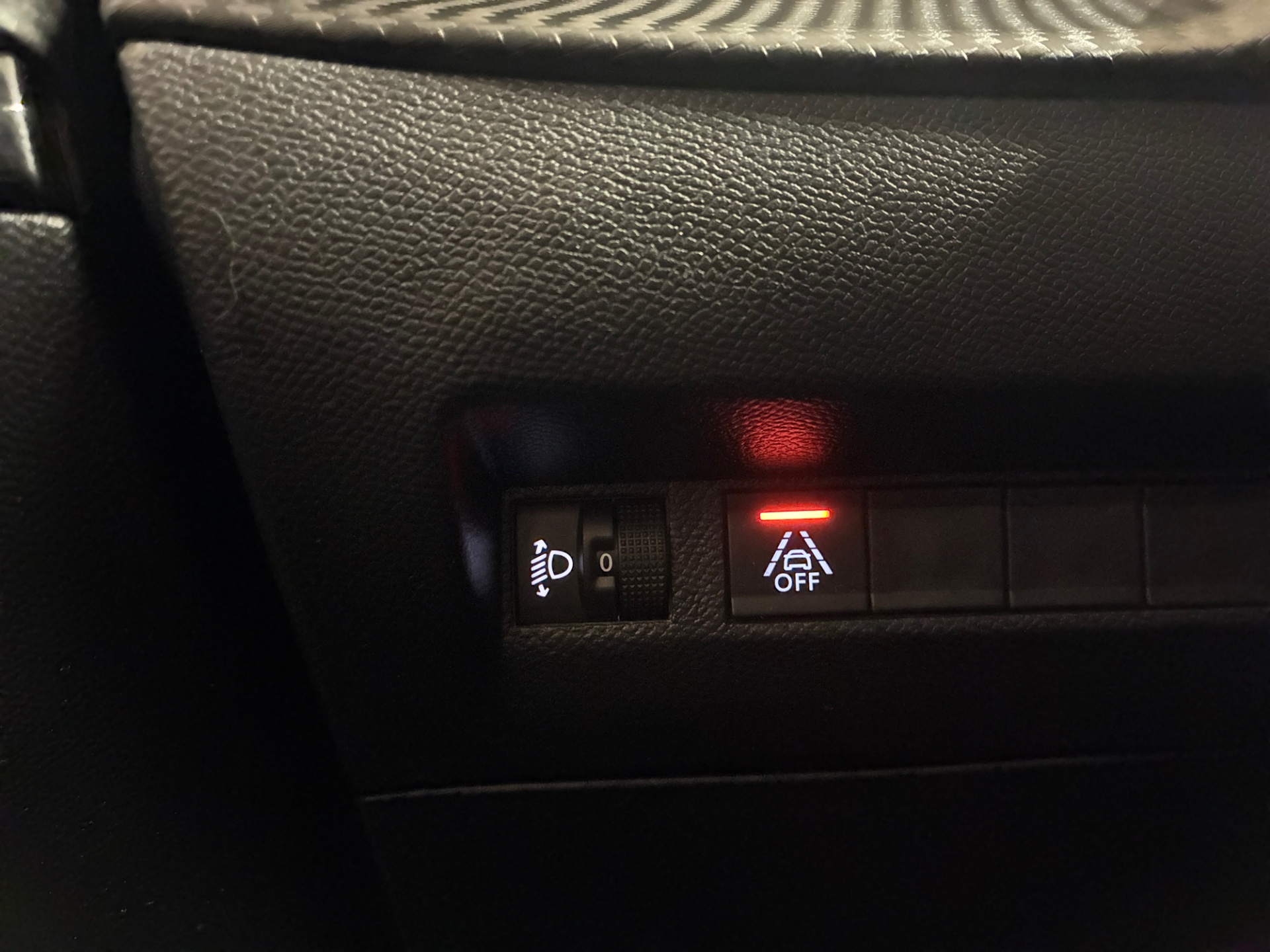 PEUGEOT e-2008 2023