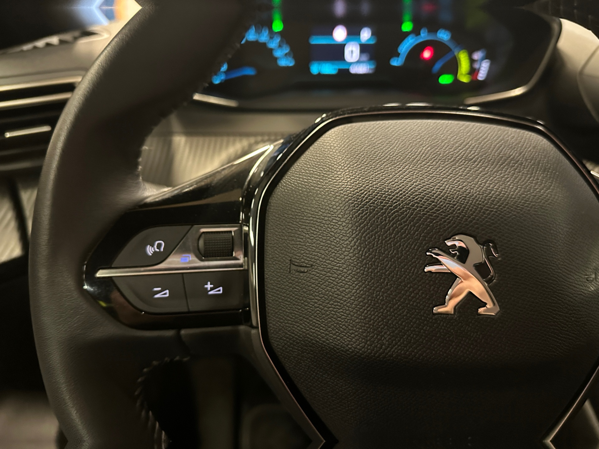 PEUGEOT e-2008 2023