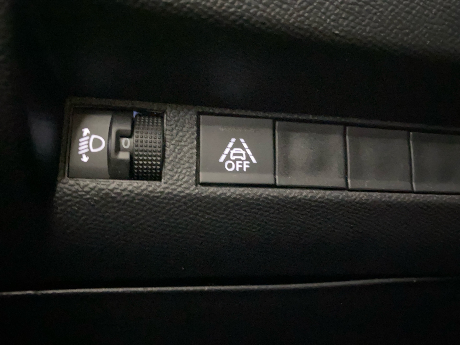 PEUGEOT e-2008 2023