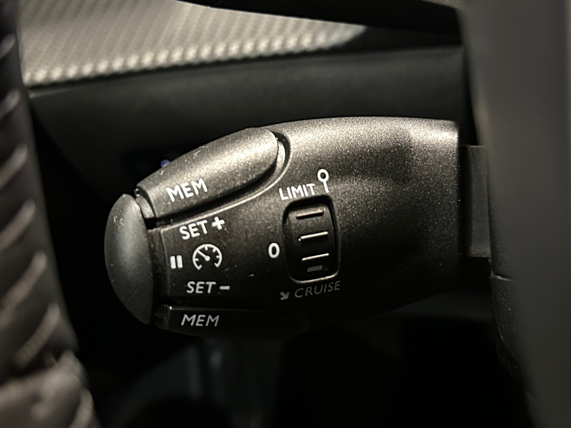 Peugeot e-2008 2023