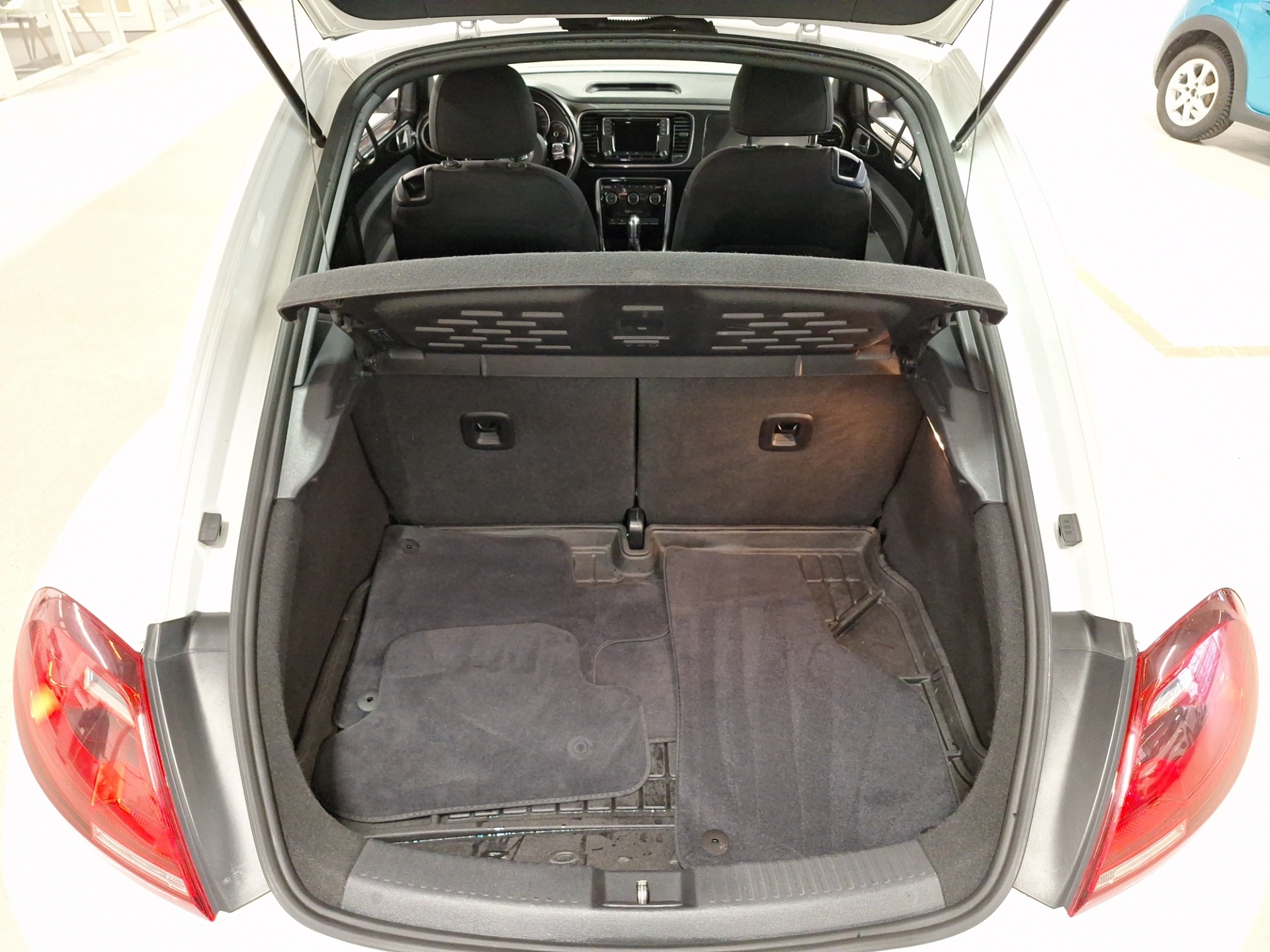 VOLKSWAGEN Beetle 2017