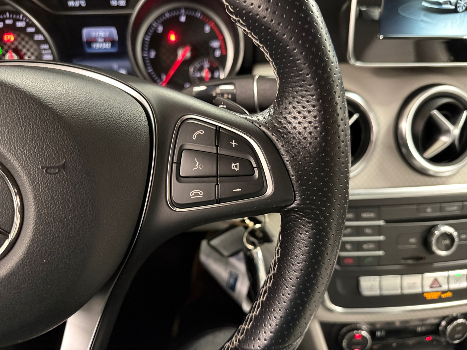 MERCEDES-BENZ A 2016