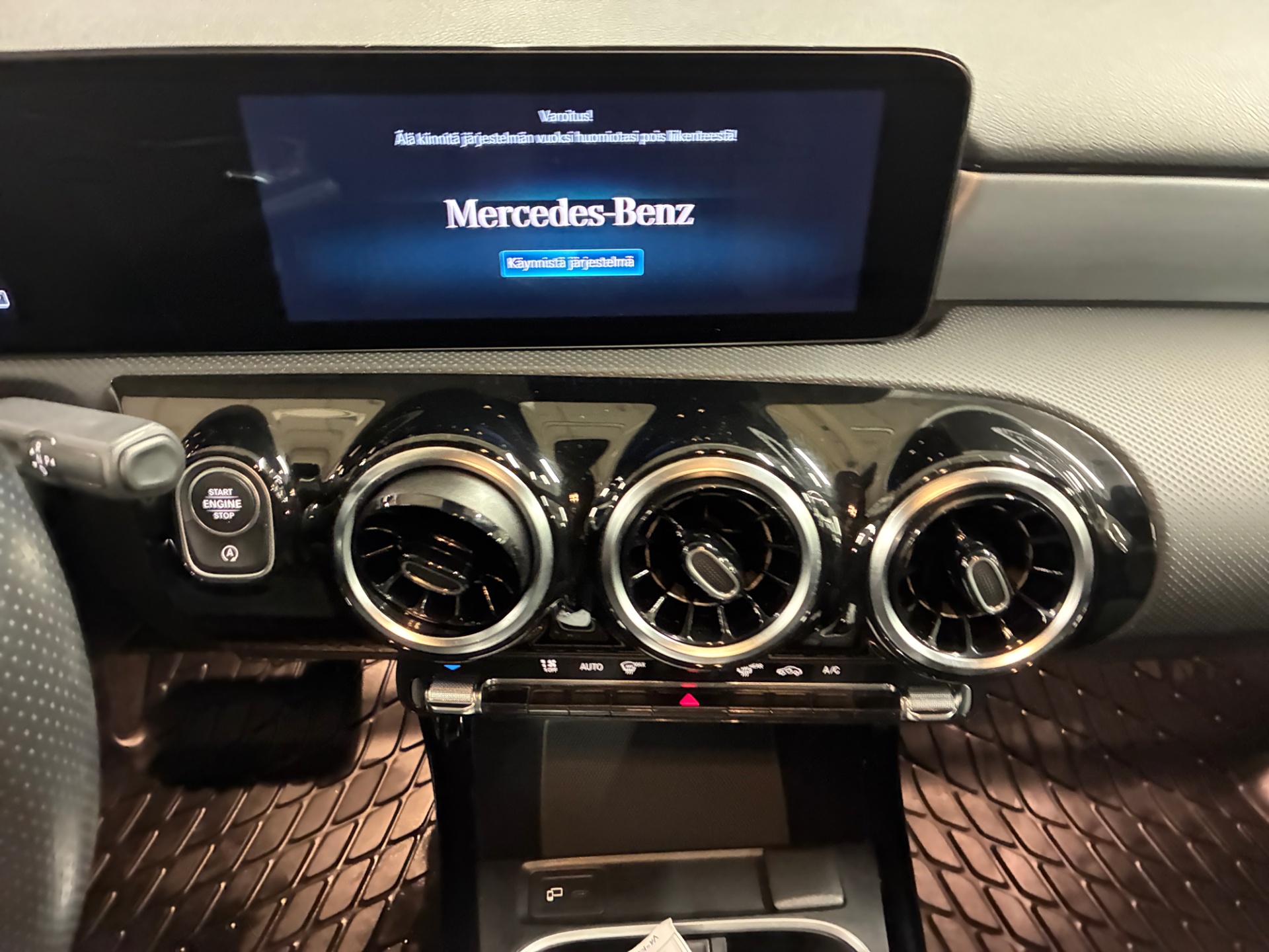 MERCEDES-BENZ A 2022